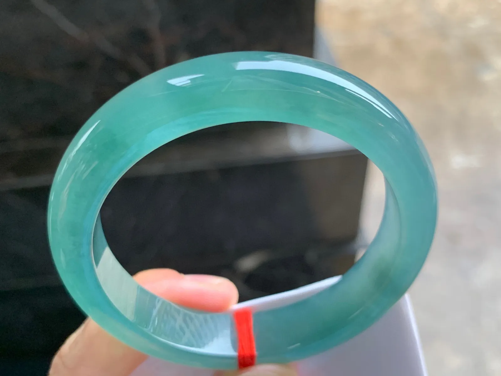 55-12.6-8.4mm
冰蓝手镯 冰透莹润 颜色独特漂亮 上手漂亮