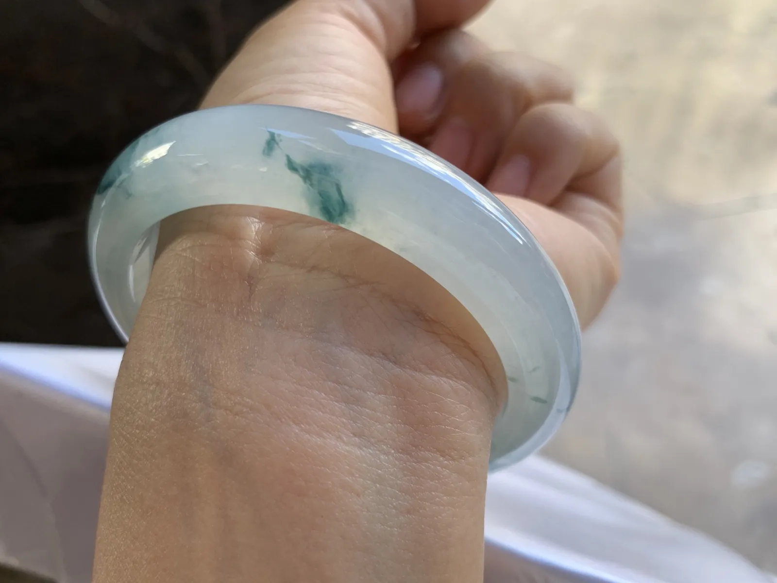 57-13-9mm
冰种飘花手镯 水润光泽 花色浓郁漂亮  山水画即视感