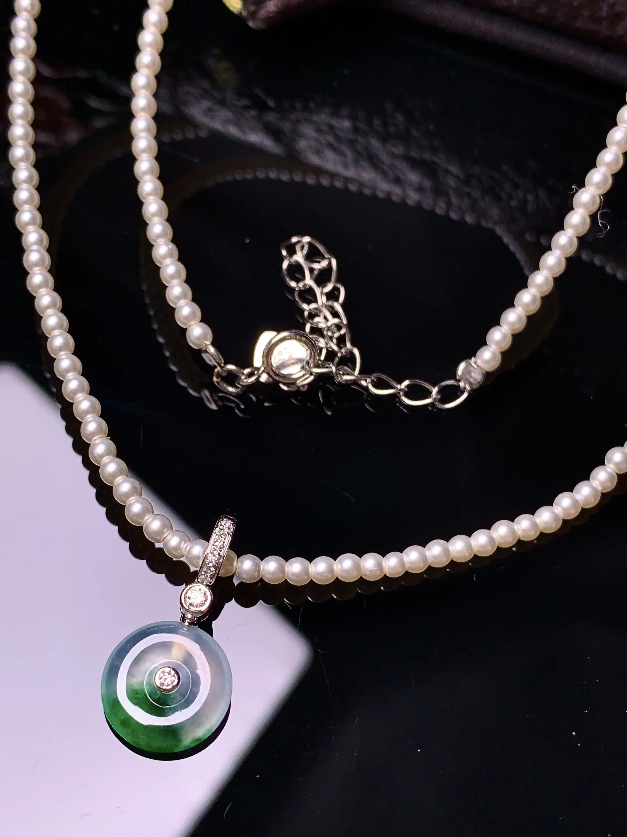 18k金钻镶嵌飘绿平安扣吊坠 玉质细腻 色泽清新艳丽 裸石尺寸9.7*3