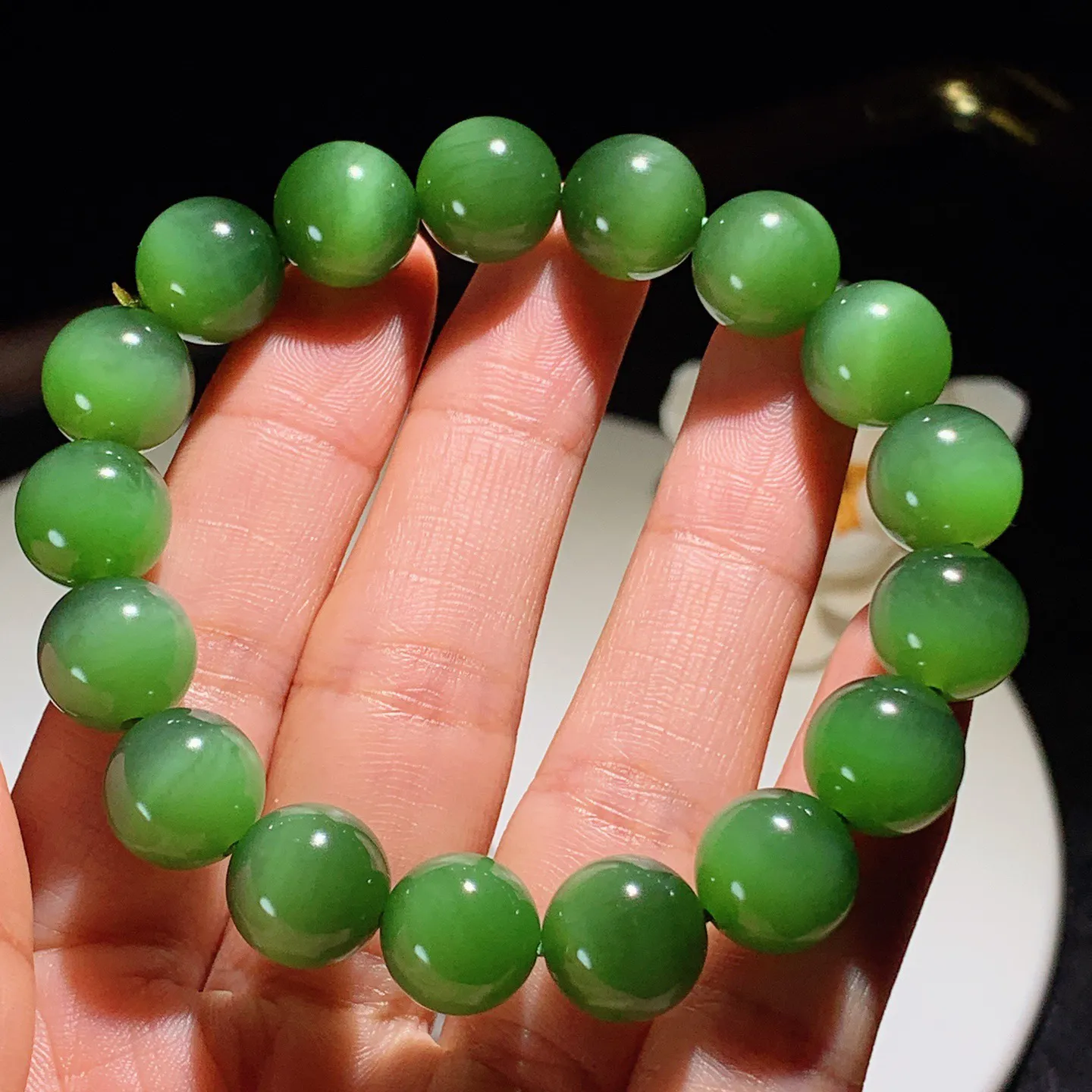 和田玉菠菜绿猫眼俄罗斯碧玉手串。单颗尺寸12！玉质细腻油润。手推出油。佩戴高端典雅。lt251203