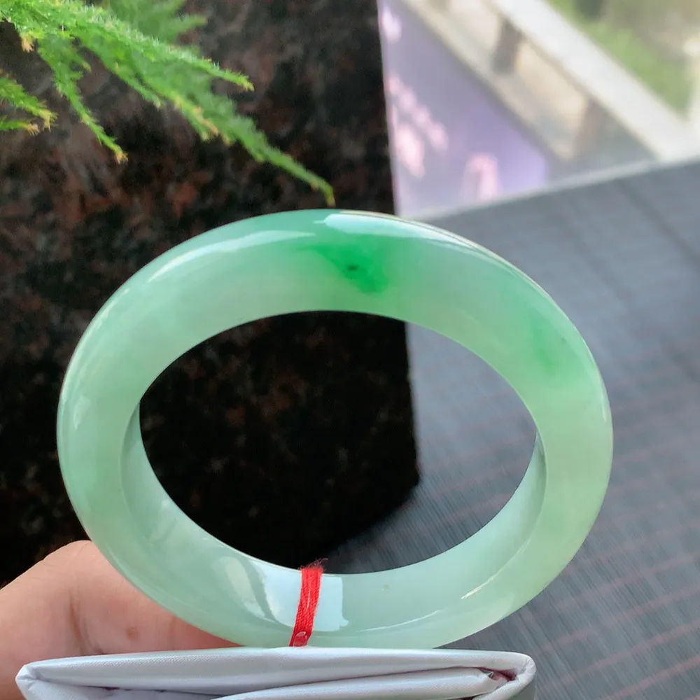 正圈高冰阳绿 无瑕 尺寸:57.5/13.3/7.1 种色兼备