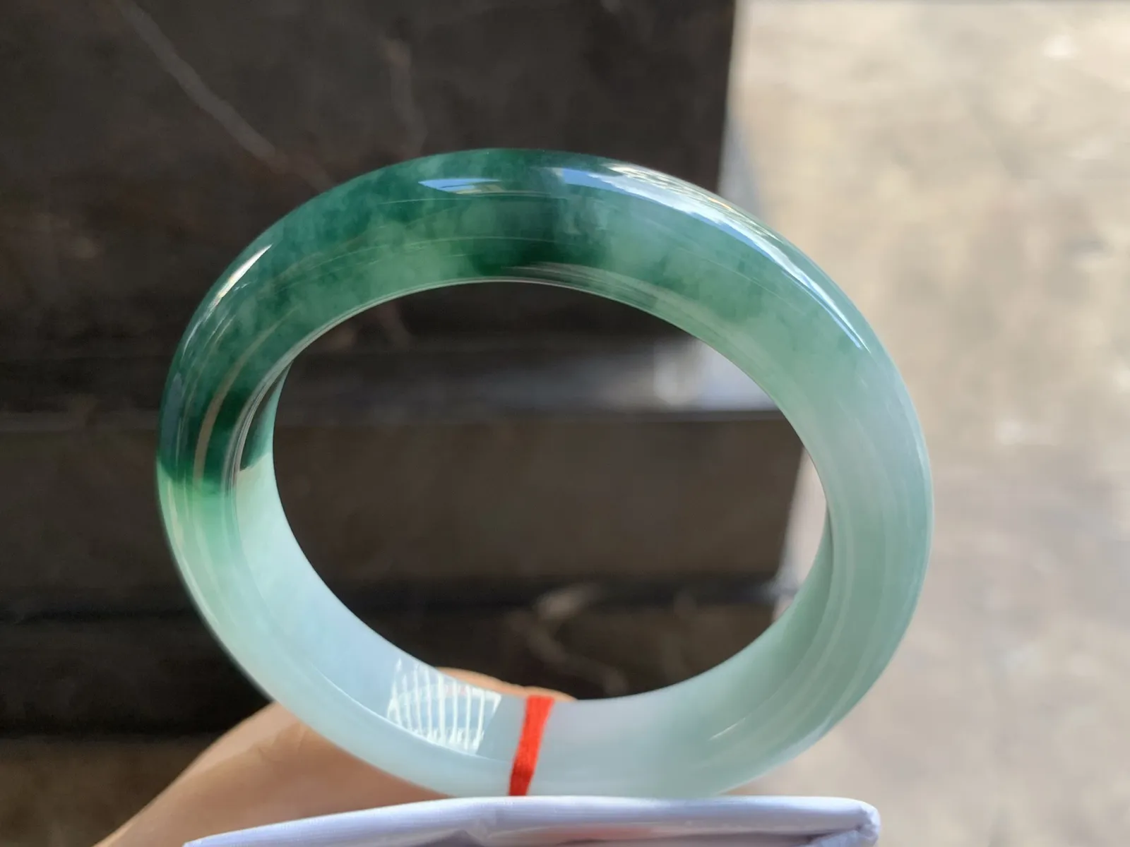 58.5-12.6-9.7mm
飘花手镯 底子细腻 花色浓郁