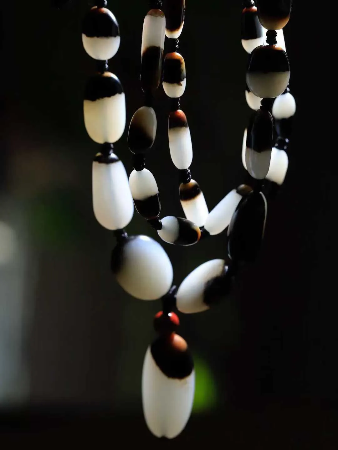 （原石挂链）

精品和田玉三色原石挂链吊坠 玉质细腻，颗颗原石 手感舒适，原石呈现出浑然天成的美感，造型简单大方显得整个项链具有独特的风情。
重57.7克   尺寸取一13.8-9-7mm   fDL-971102500