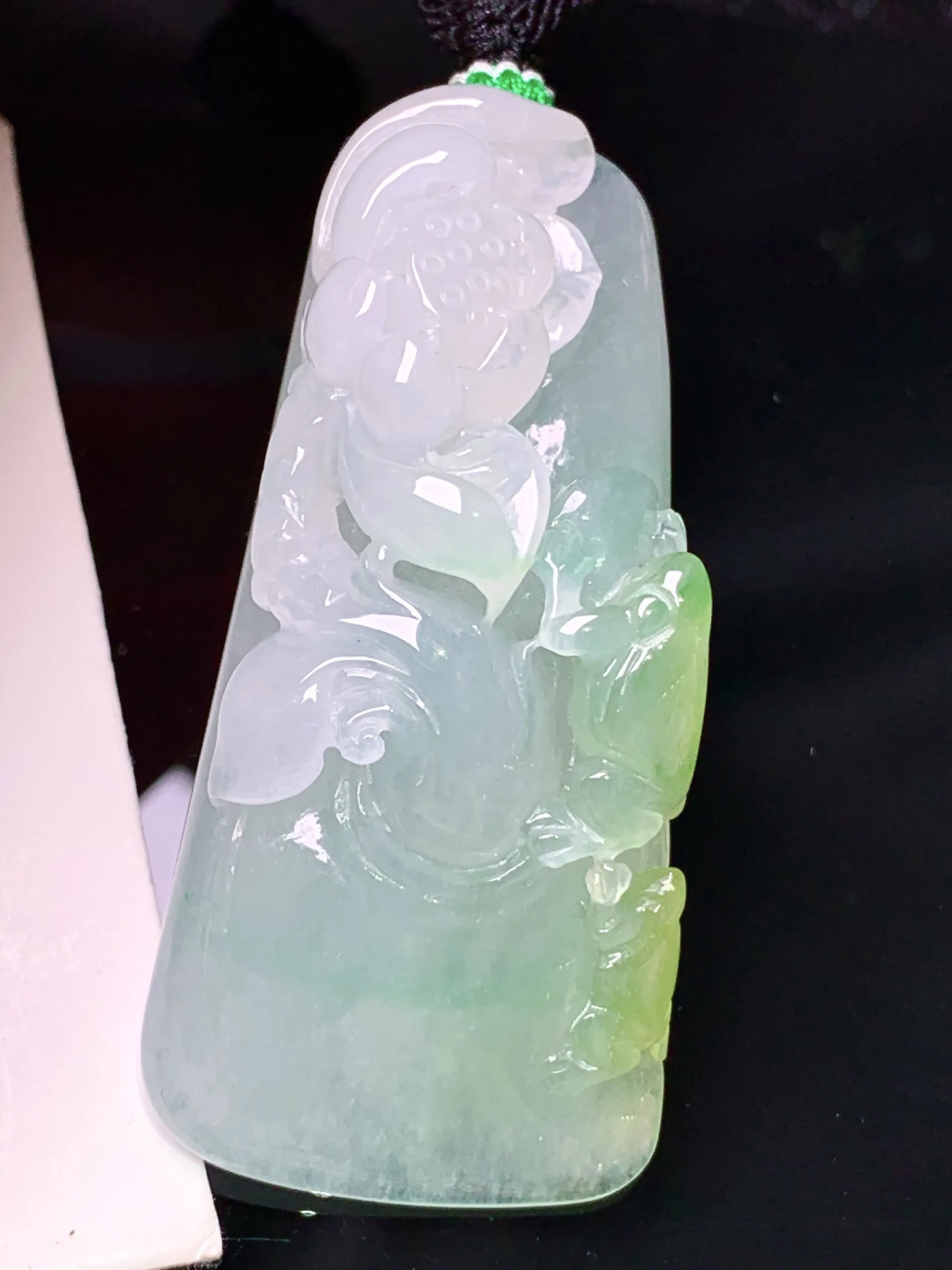 飘黄花开富贵吊坠 玉质细腻 色泽清新艳丽 整体尺寸52.5*24.5*15