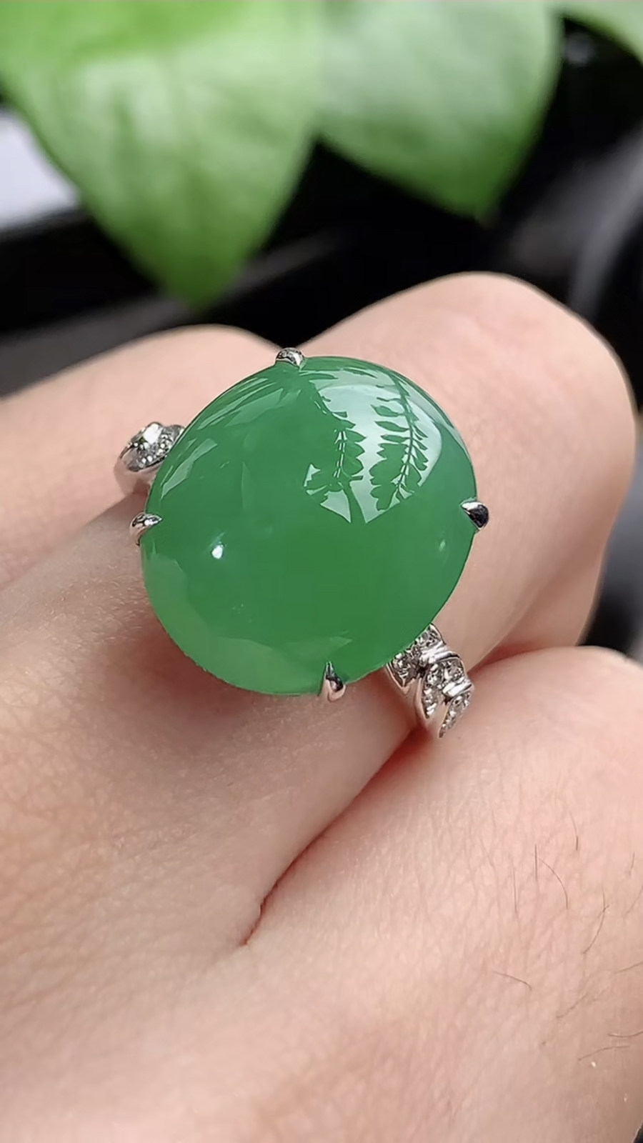 a货翡翠老坑冰种18K金伴钻镶嵌阳绿蛋面戒指 圈口17.7裸石尺寸15.2×13mm 重量6.33g 1204