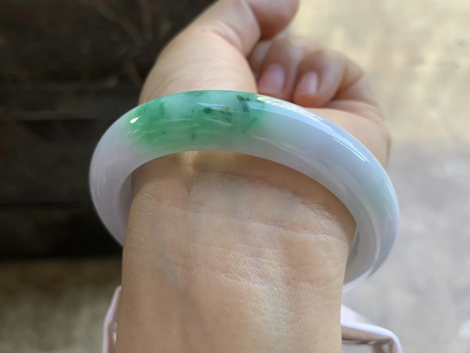 56.5-12-9mm
白底青手镯 底子细腻 颜色漂亮