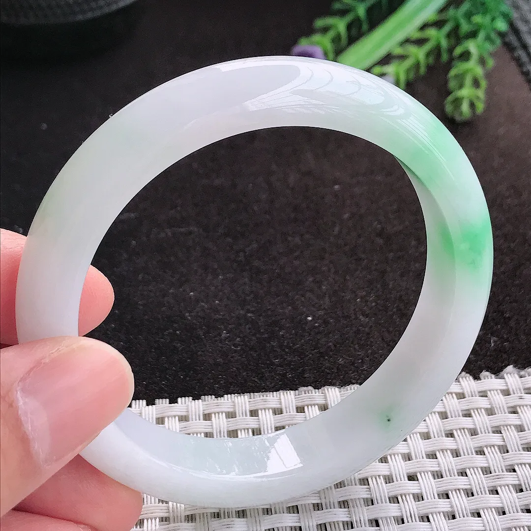 天然A货翡翠56.5/12/8.2老坑精美冰润飘绿手镯白底青宽边玉手镯