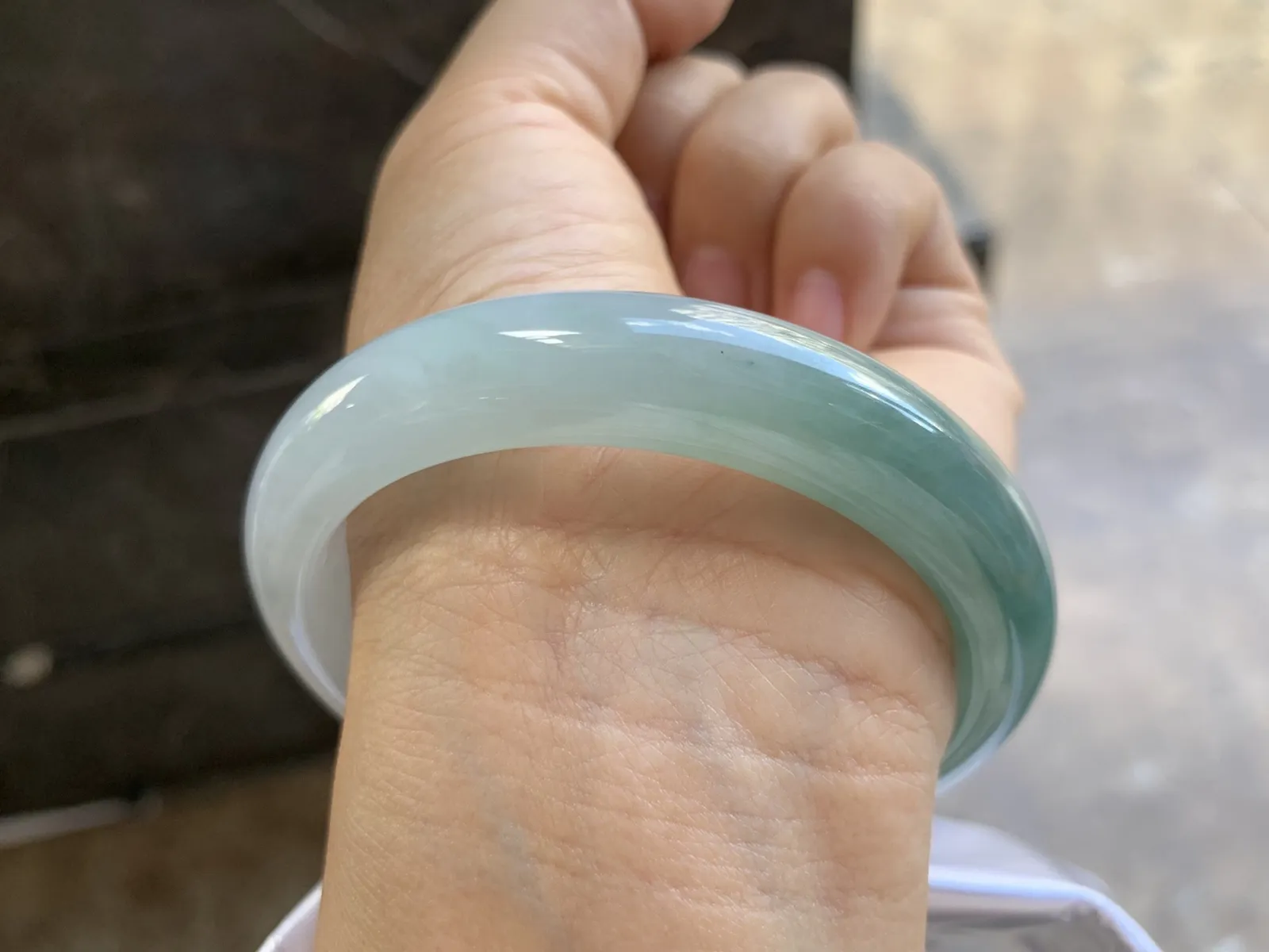 56.5-12.5-8.8mm
油青手镯 底子细腻 水润