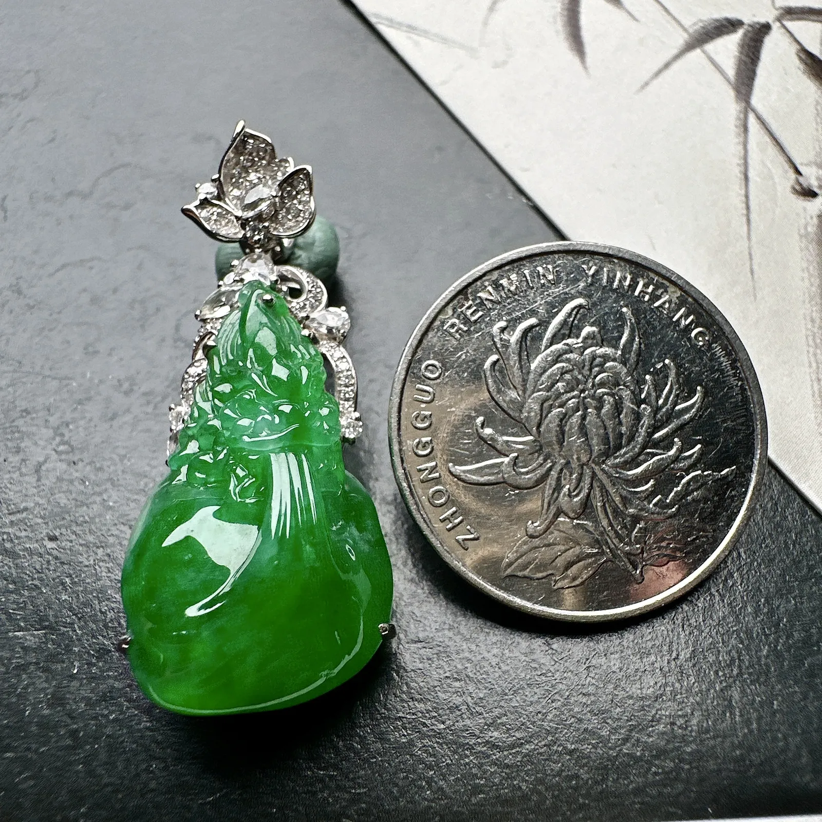 【冰种满绿龙吊坠】冰感十足，通透闪亮，种老细腻，晶莹透亮，品质很高。雕工也很精美，18K金钻精美镶嵌，裸石尺寸26.9*16*11毫米