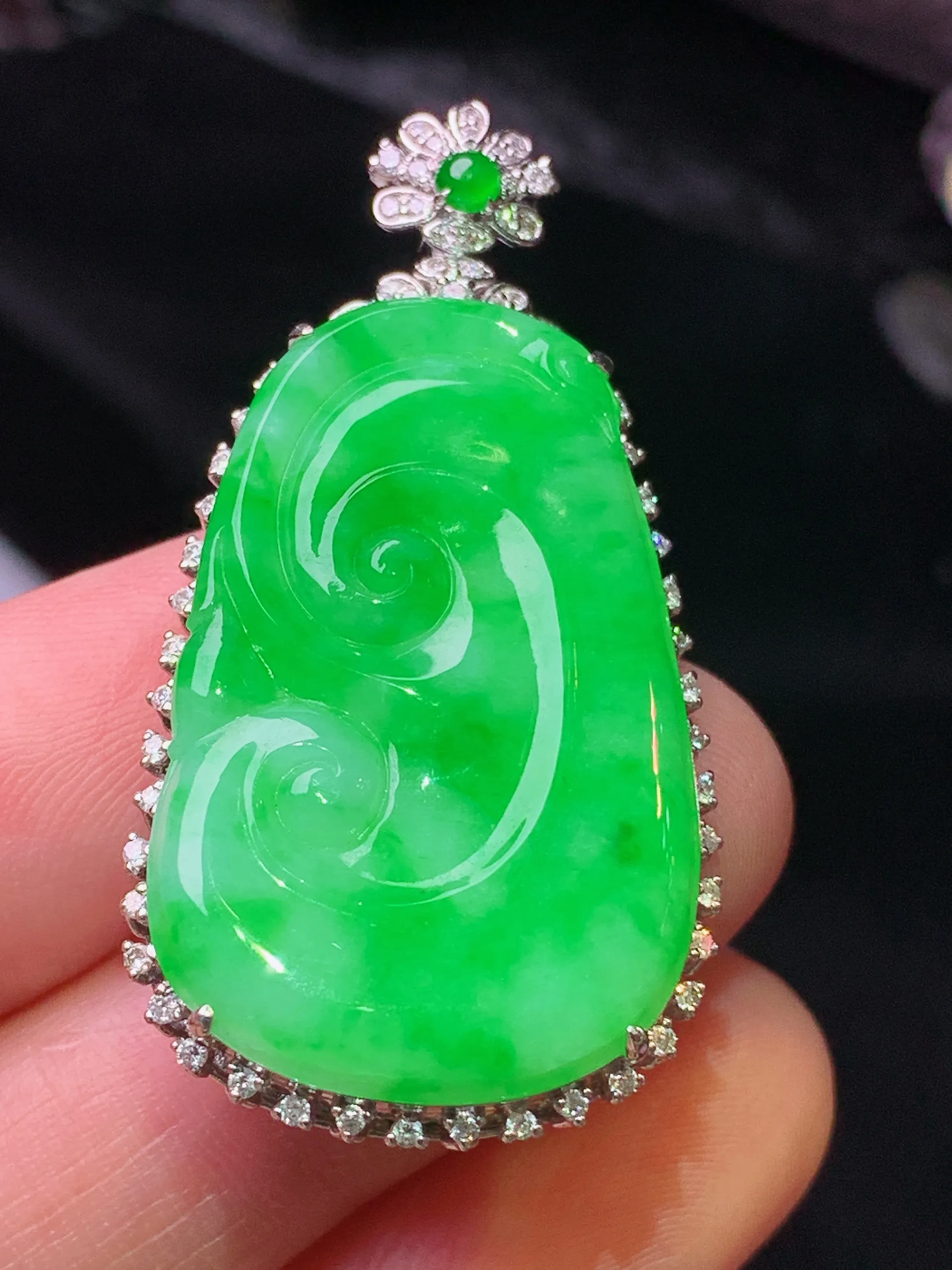 18k金钻镶嵌翠绿如意吊坠 玉质细腻 色泽清新艳丽 整体尺寸42.2*22*8.3