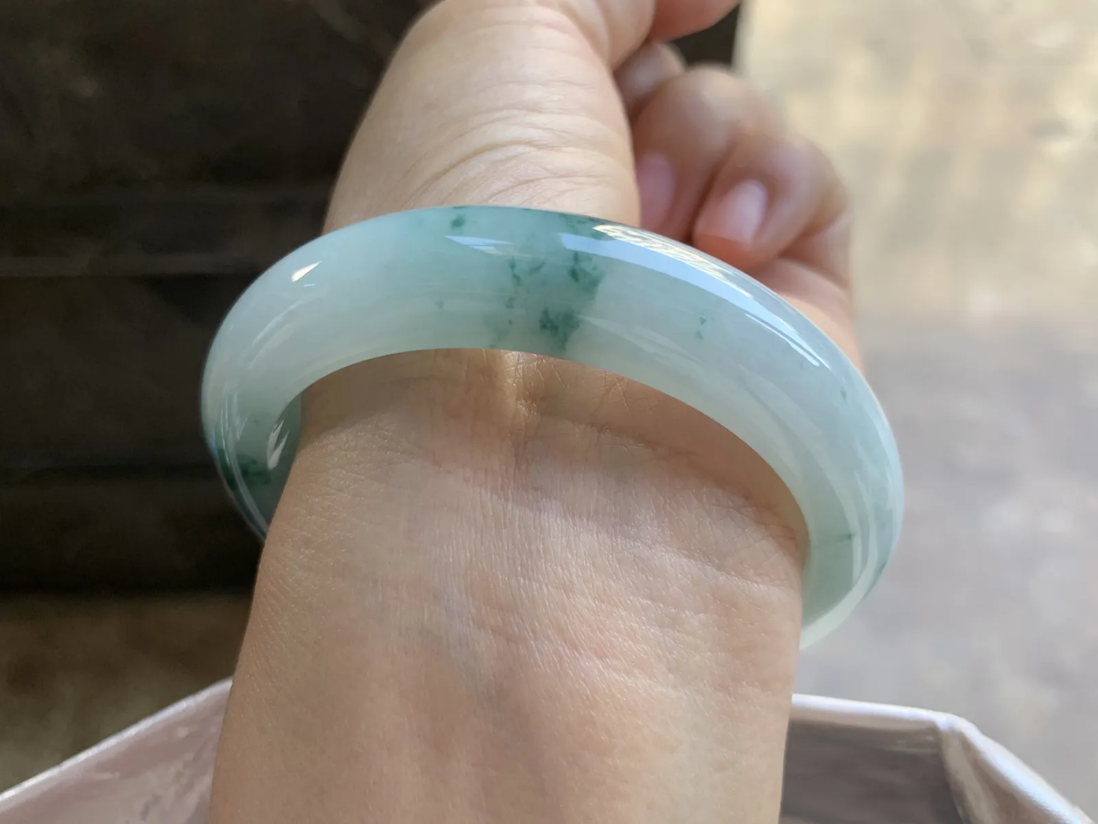 54-12.2-8.4mm
糯冰飘花手镯 底子细腻 画色浓郁