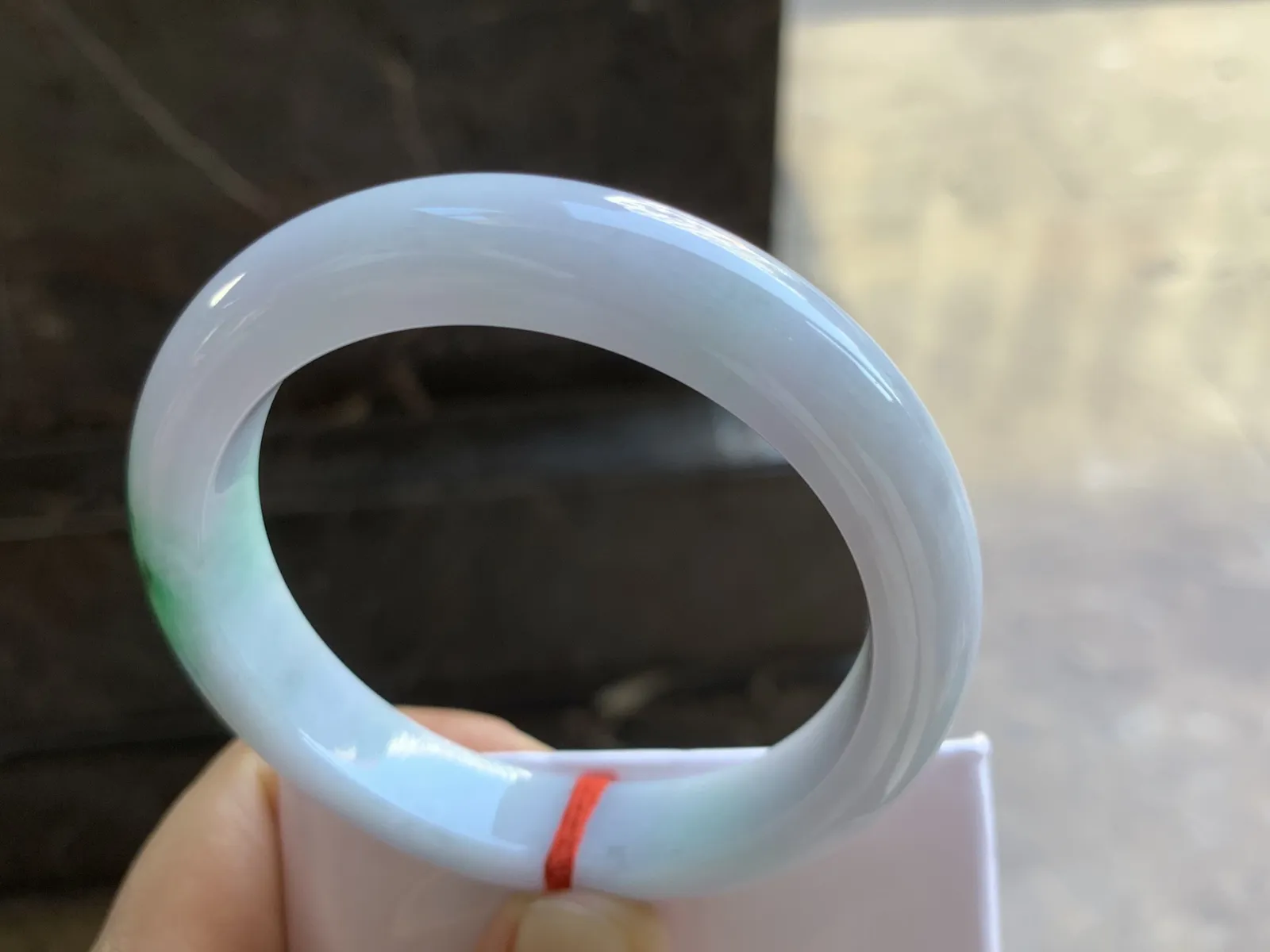 56.5-12-9mm
白底青手镯 底子细腻 颜色漂亮