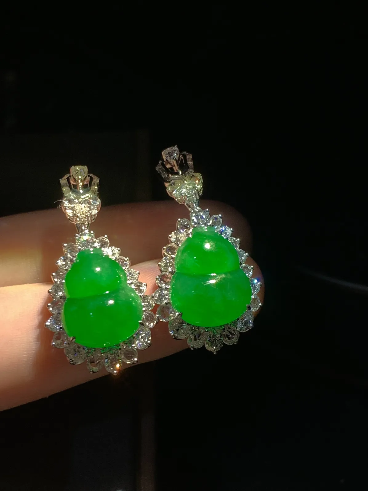 高品质翡翠葫芦耳坠，
裸石13.8-11.5-3.8mm，整体34-16-10.5mm，
18K金，