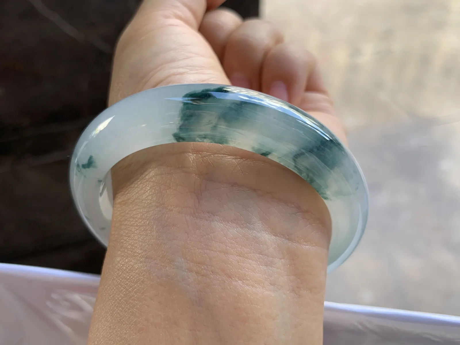 57-13-9mm
冰种飘花手镯 水润光泽 花色浓郁漂亮  山水画即视感