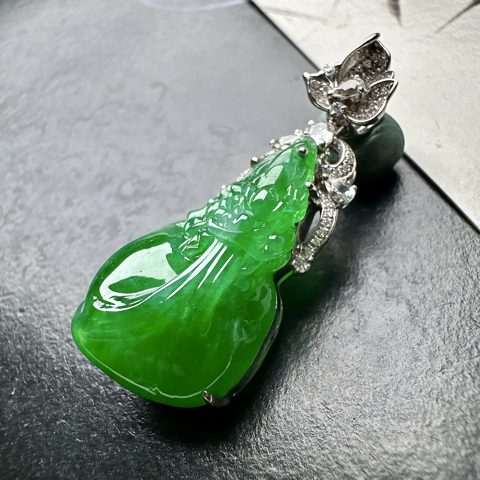 【冰种满绿龙吊坠】冰感十足，通透闪亮，种老细腻，晶莹透亮，品质很高。雕工也很精美，18K金钻精美镶嵌，裸石尺寸26.9*16*11毫米