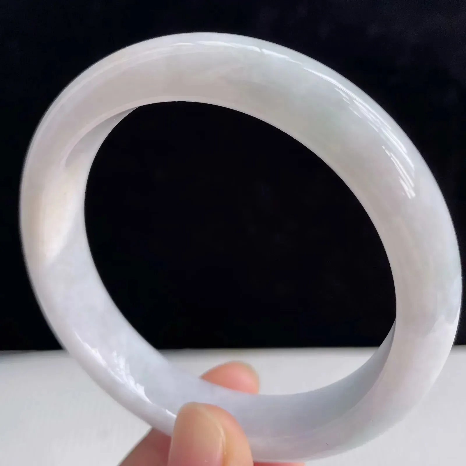 天然翡翠A货拍卖浅绿秀气56圈口玉手镯 50.89克