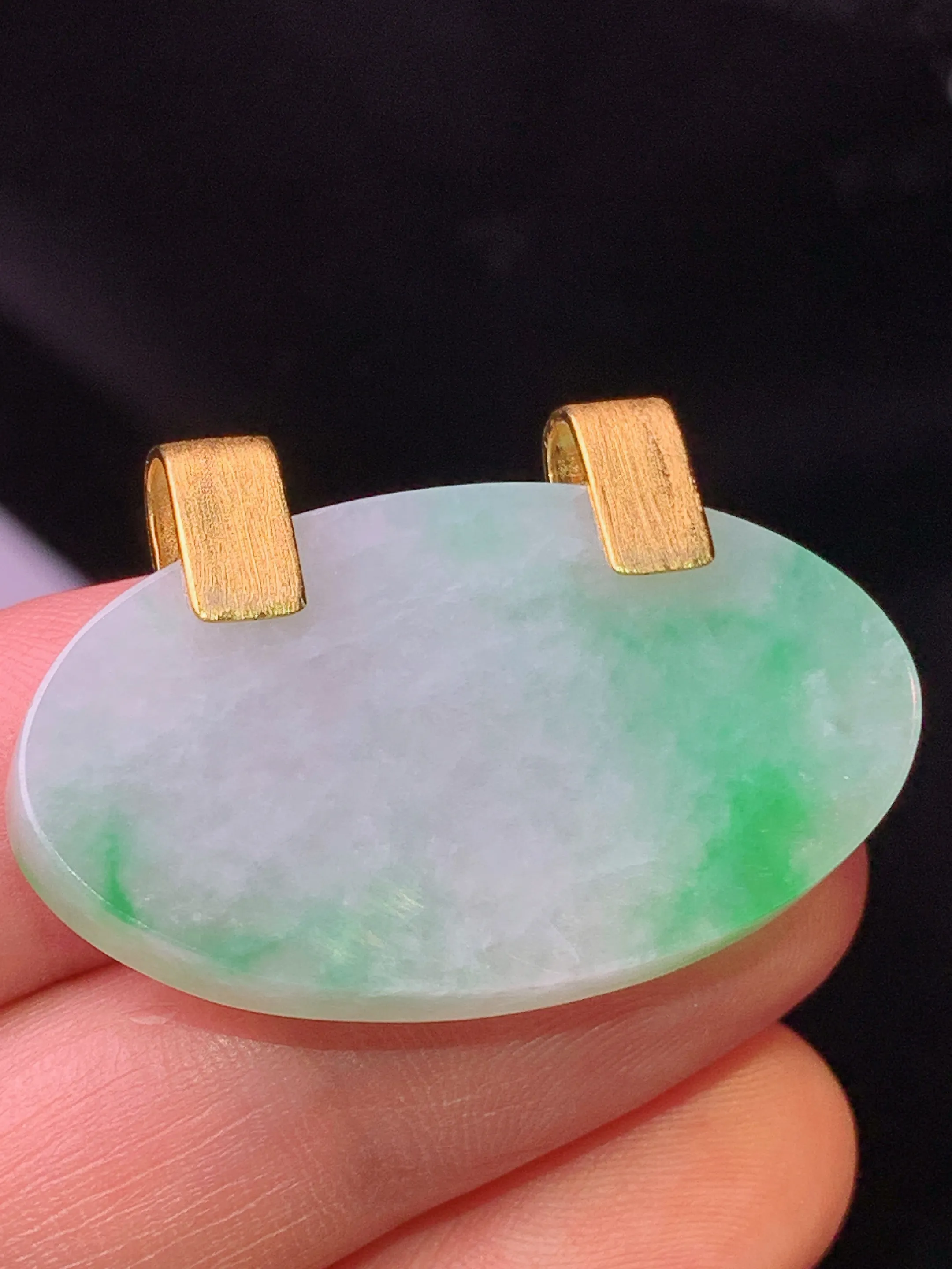 18k金镶嵌飘绿圆牌吊坠 玉质细腻 色泽清新艳丽 整体尺寸23.5*35.5*4.5