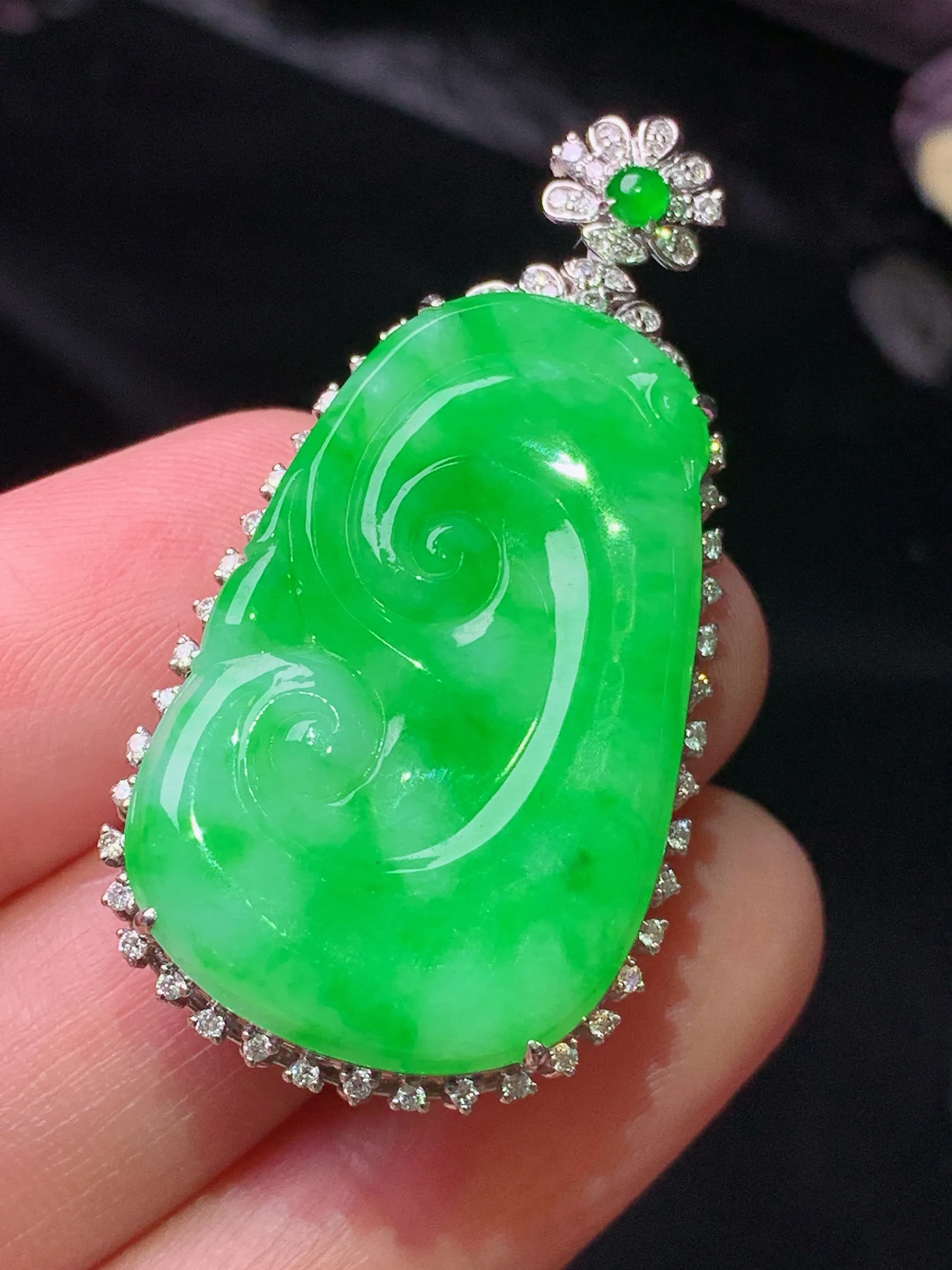 18k金钻镶嵌翠绿如意吊坠 玉质细腻 色泽清新艳丽 整体尺寸42.2*22*8.3