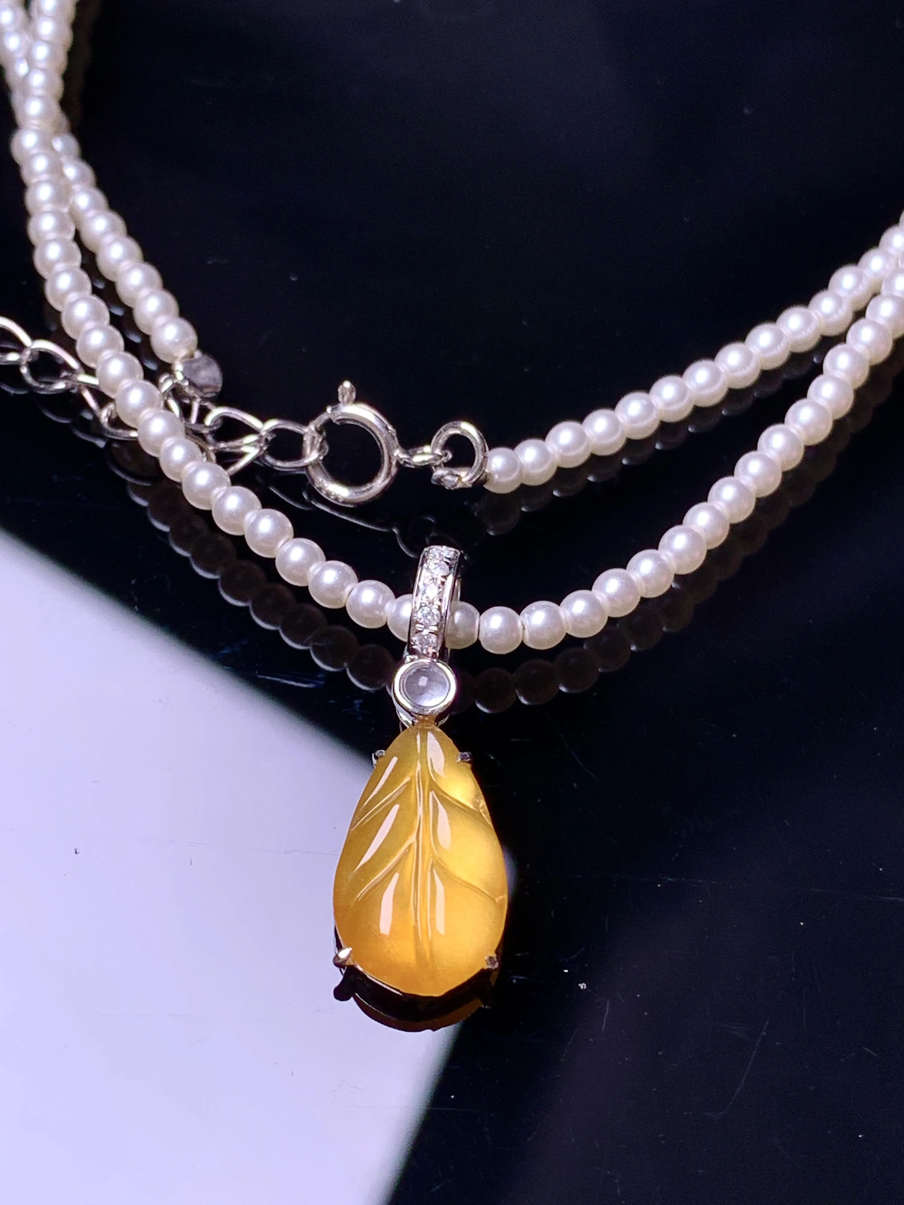 18k金钻镶嵌黄翡树叶吊坠 玉质细腻 色泽清新艳丽 整体尺寸21*7.5*3