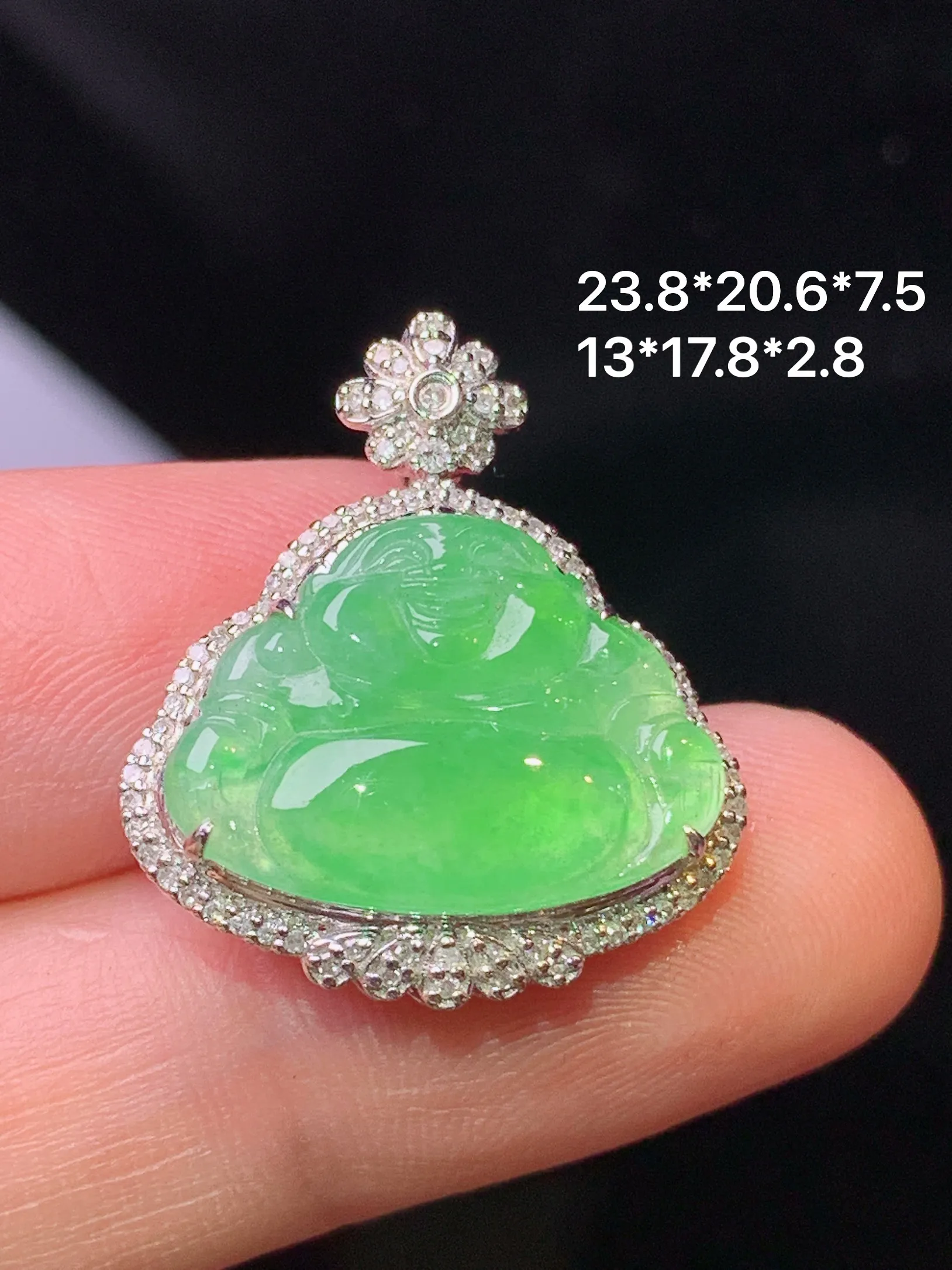 18k金钻镶嵌翠绿佛公吊坠 玉质细腻 色泽清新艳丽 整体尺寸23.8*20.3*7.5