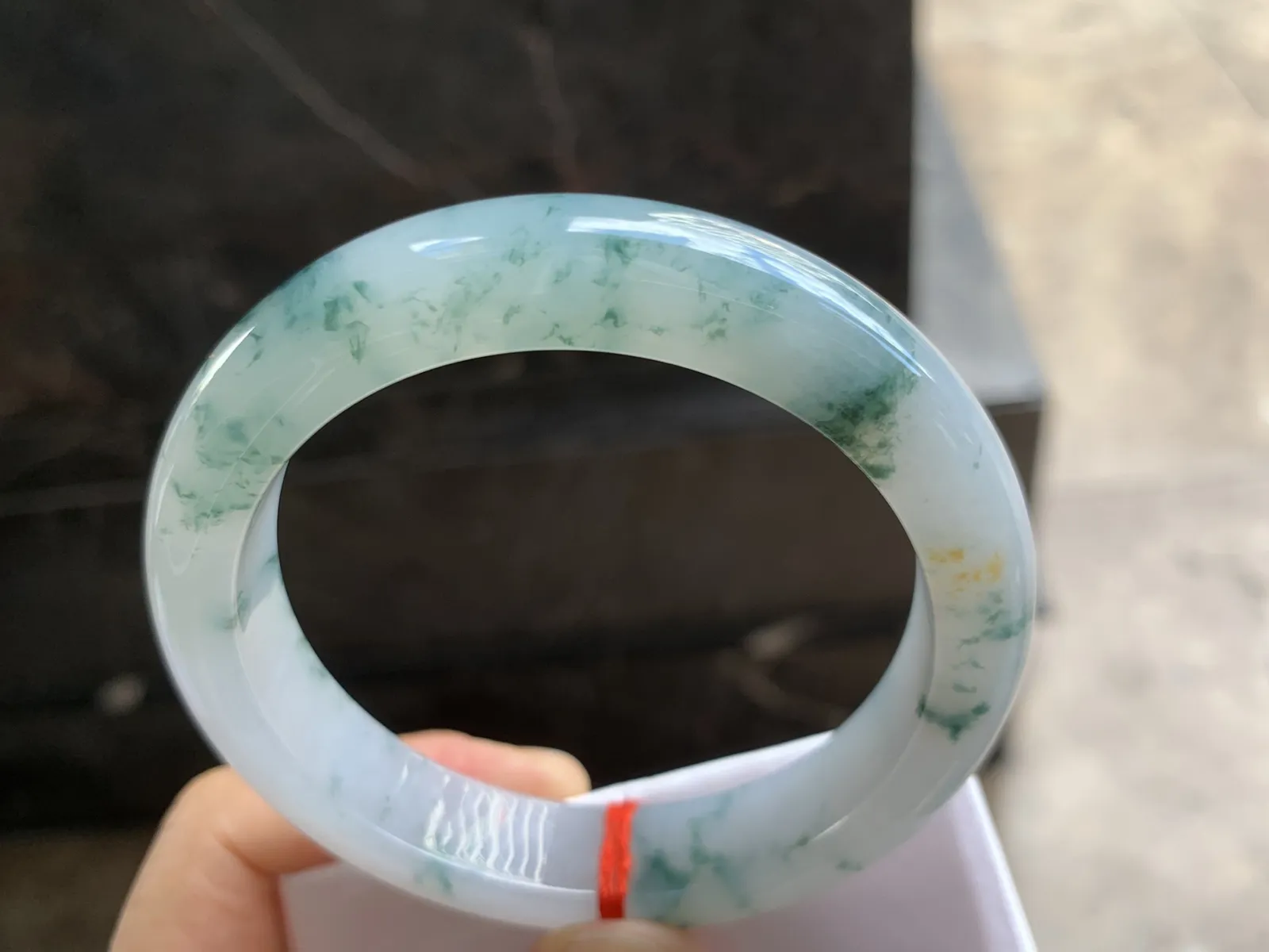 60-13.4-9.4mm
飘花大圈口手镯 底子细腻 花色灵动