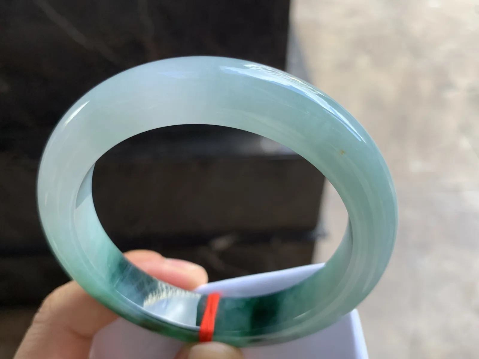 58.5-12.6-9.7mm
飘花手镯 底子细腻 花色浓郁