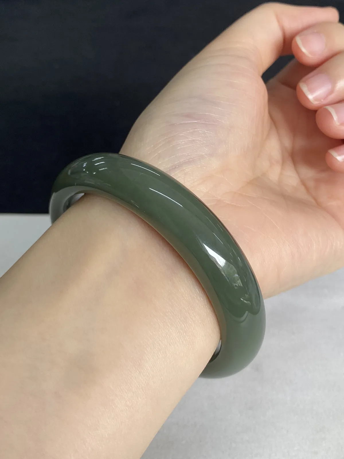 正圈56.9圈口，和田玉手镯
