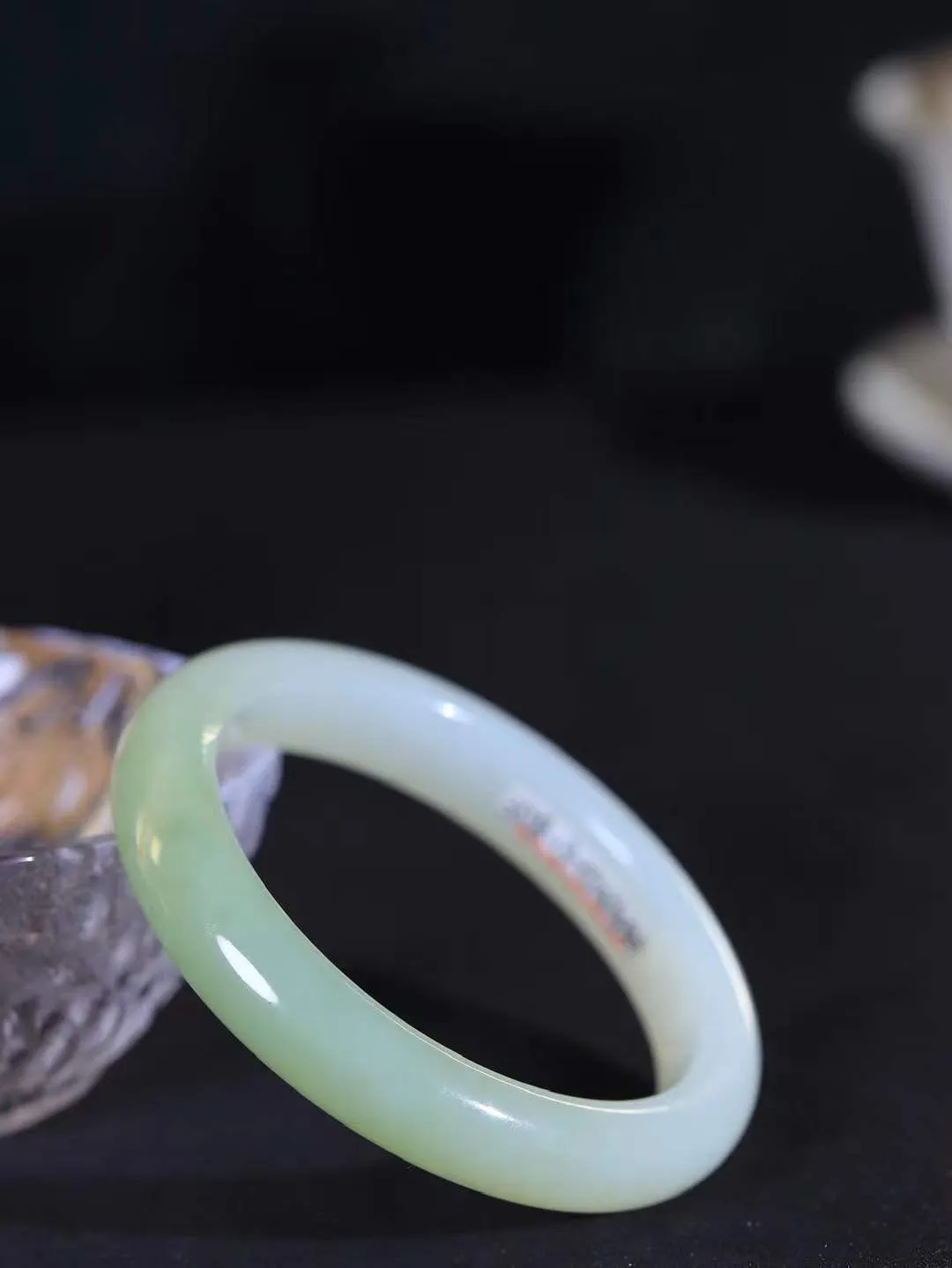 【翠色怡人.手镯】

精品和田玉翠青手镯，精品超级美镯，玉质细腻饱满，️温润脂香，仙雾缥缈，怡静如画，意蕴十足～，戴于腕间，神秘与高贵并存，给人以出尘的风雅，优美脱俗，气质非凡。重47.8克 内径55.5mm尺寸11.6-8.4mm19125300A