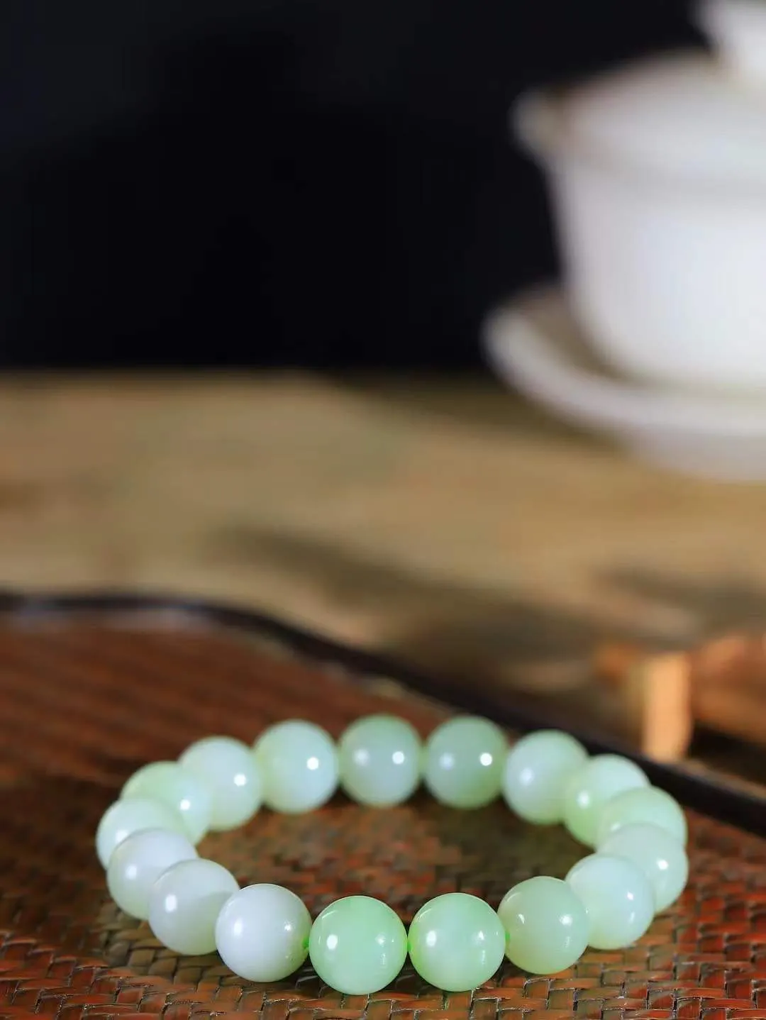 【珠圆玉润.手串】

精品和田玉翠青珠圆玉润手串 玉质温润细腻  整串打磨圆润，佩戴舒适。珠珠落玉盘