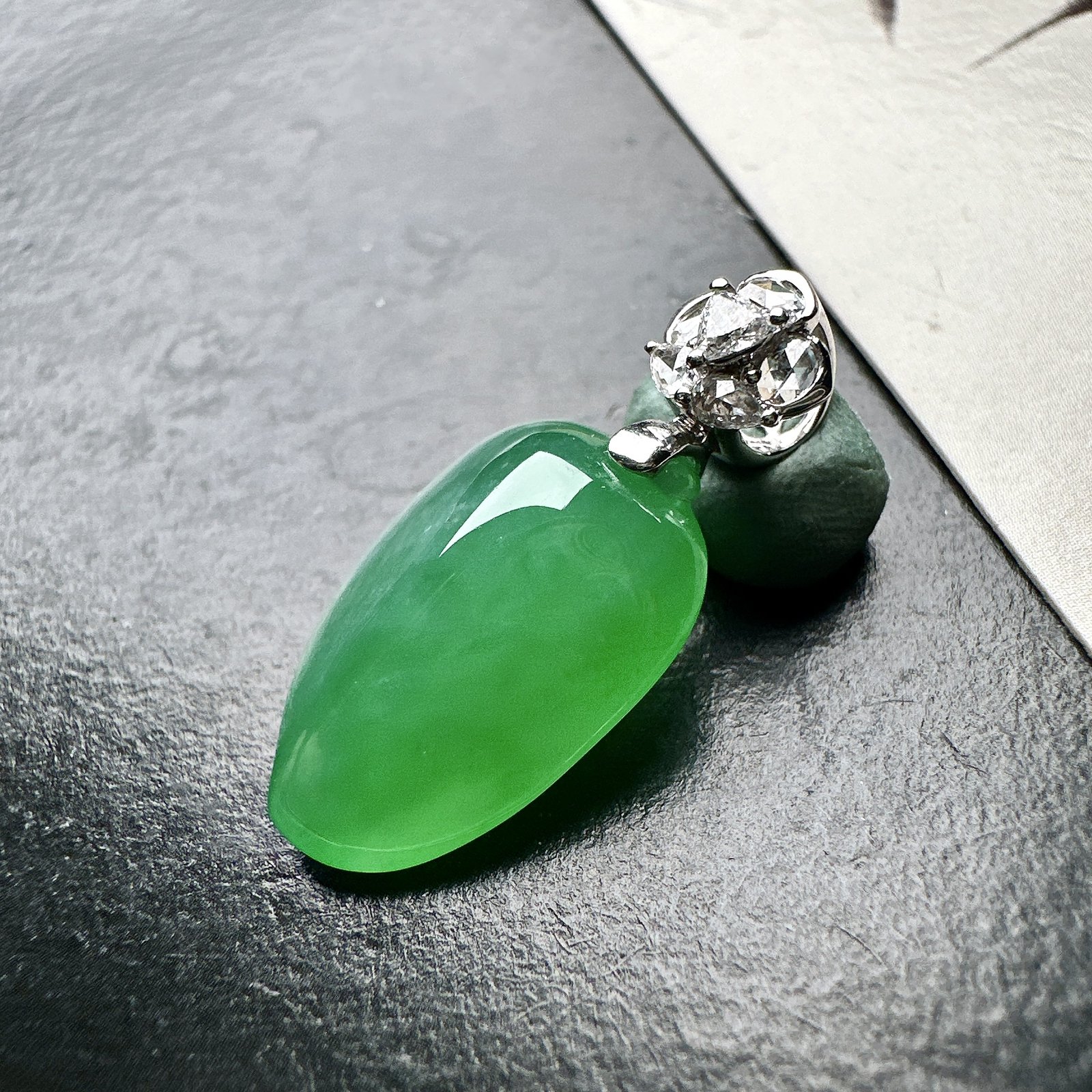 【冰种满绿福瓜吊坠】种水上乘，晶莹剔透，纯净通透，18k金钻精美镶嵌，裸石尺寸18.9*12.7*7.2毫米