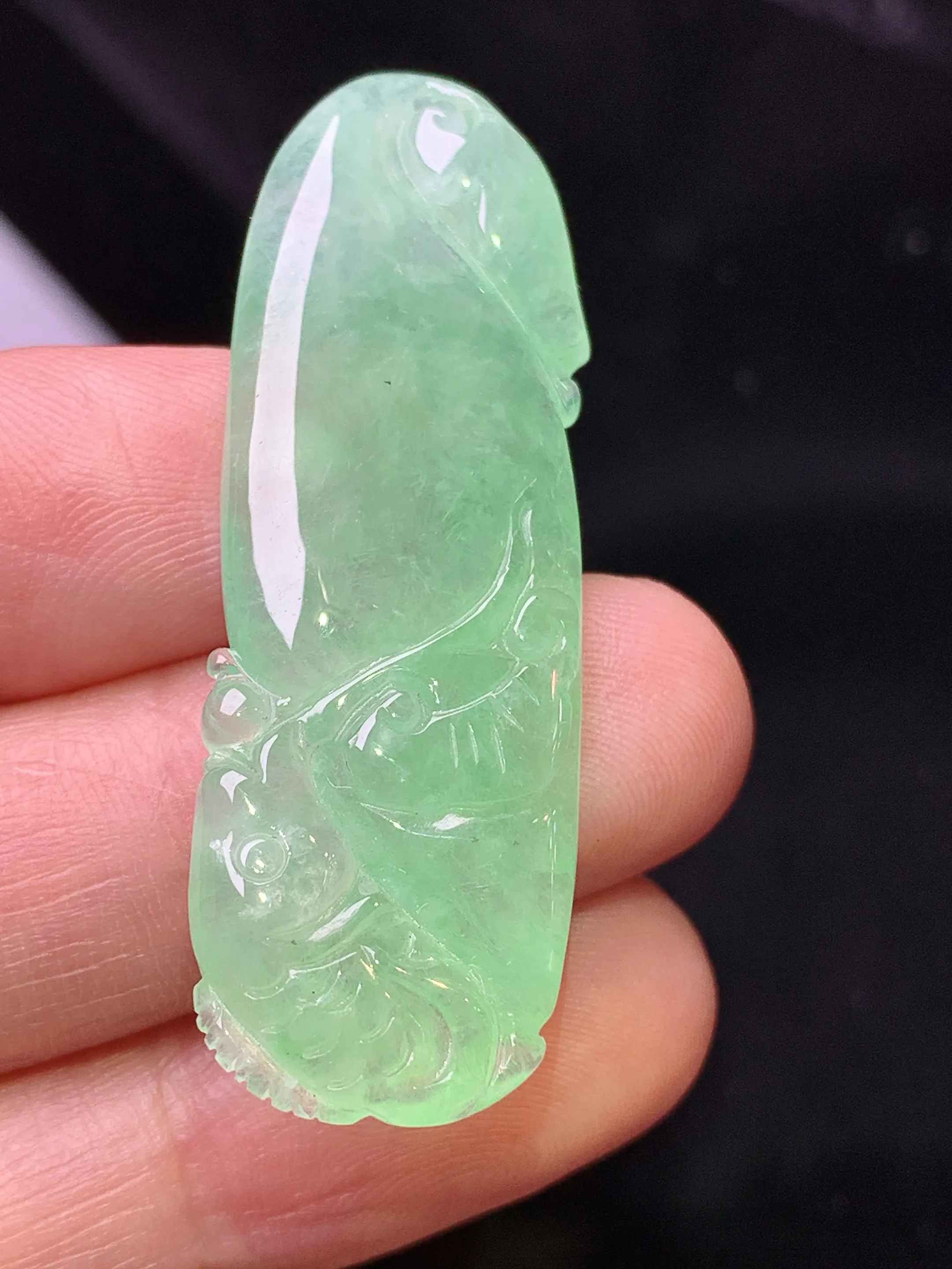 翠绿冰种吊坠 玉质细腻 色泽清新艳丽 整体尺寸44.5*15*4.3