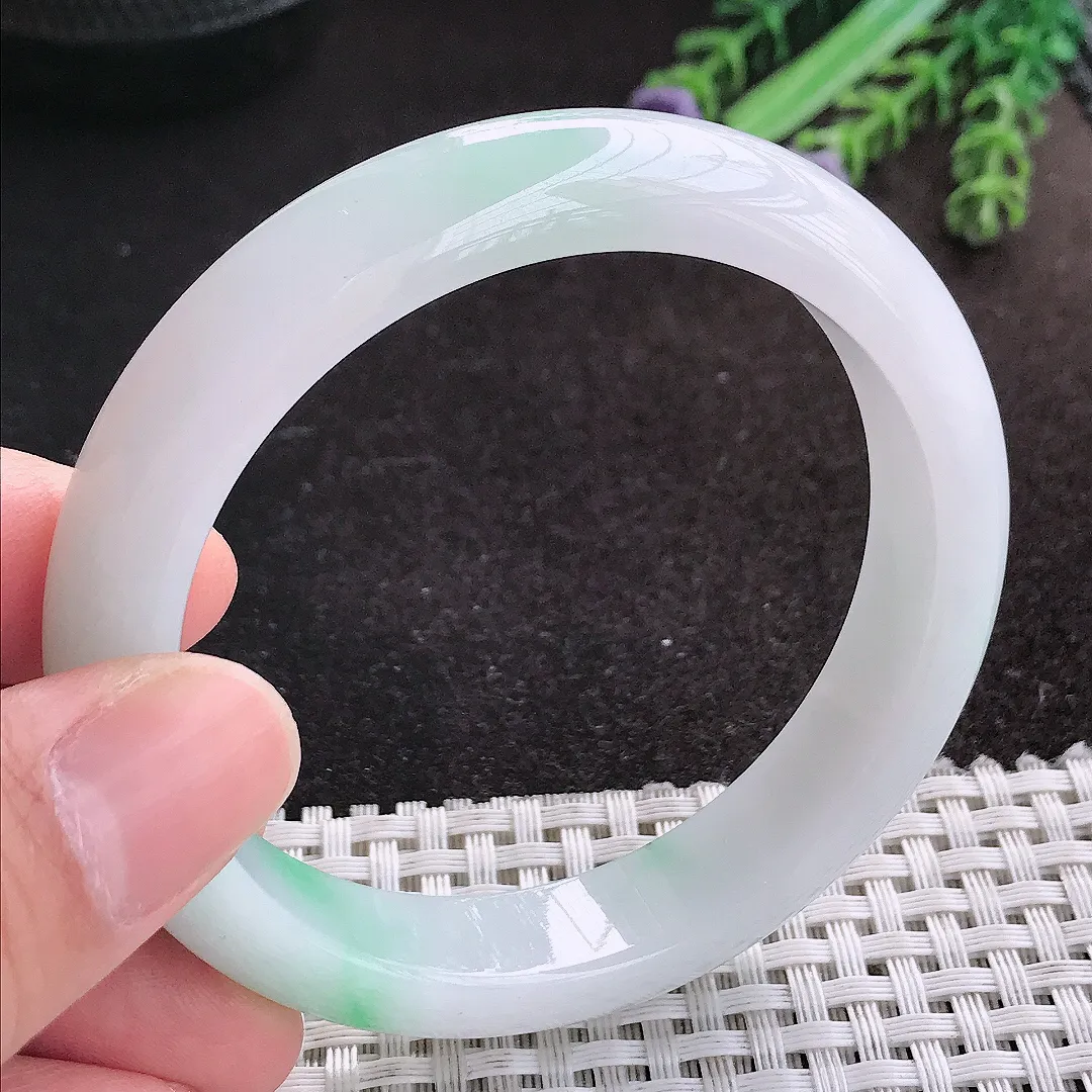 天然A货翡翠56.5/12/8.2老坑精美冰润飘绿手镯白底青宽边玉手镯