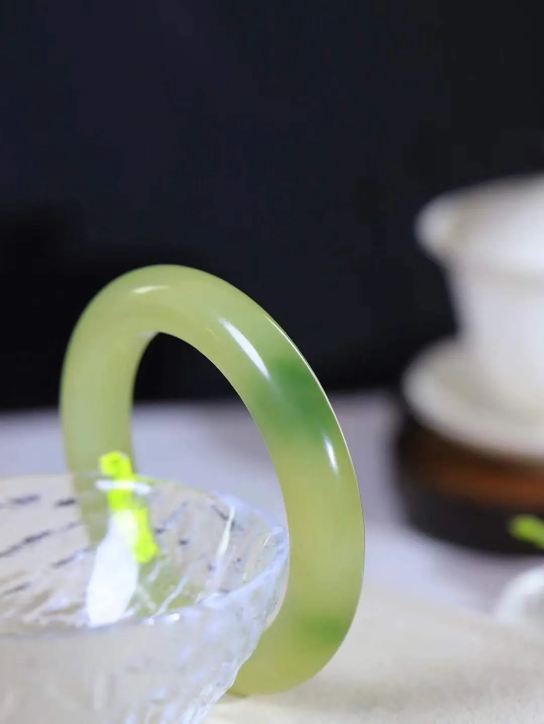 （一见倾心.手镯）

精品和田玉翠青手镯，玉质温润细腻 油性十足 手感舒适，高华雅逸，线条流畅，简约大气，美自天成，素雅高贵。佩戴于腕间，婉约之美，举手投足间透出那低调奢华。重68.8克  尺寸56-11.8-11.3mm  56120336A