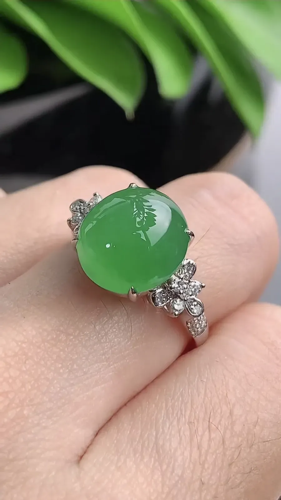 a货翡翠老坑冰种18K金伴钻镶嵌阳绿蛋面戒指 圈口17.3裸石尺寸11.5×10.6mm 重量5.00g 1203
