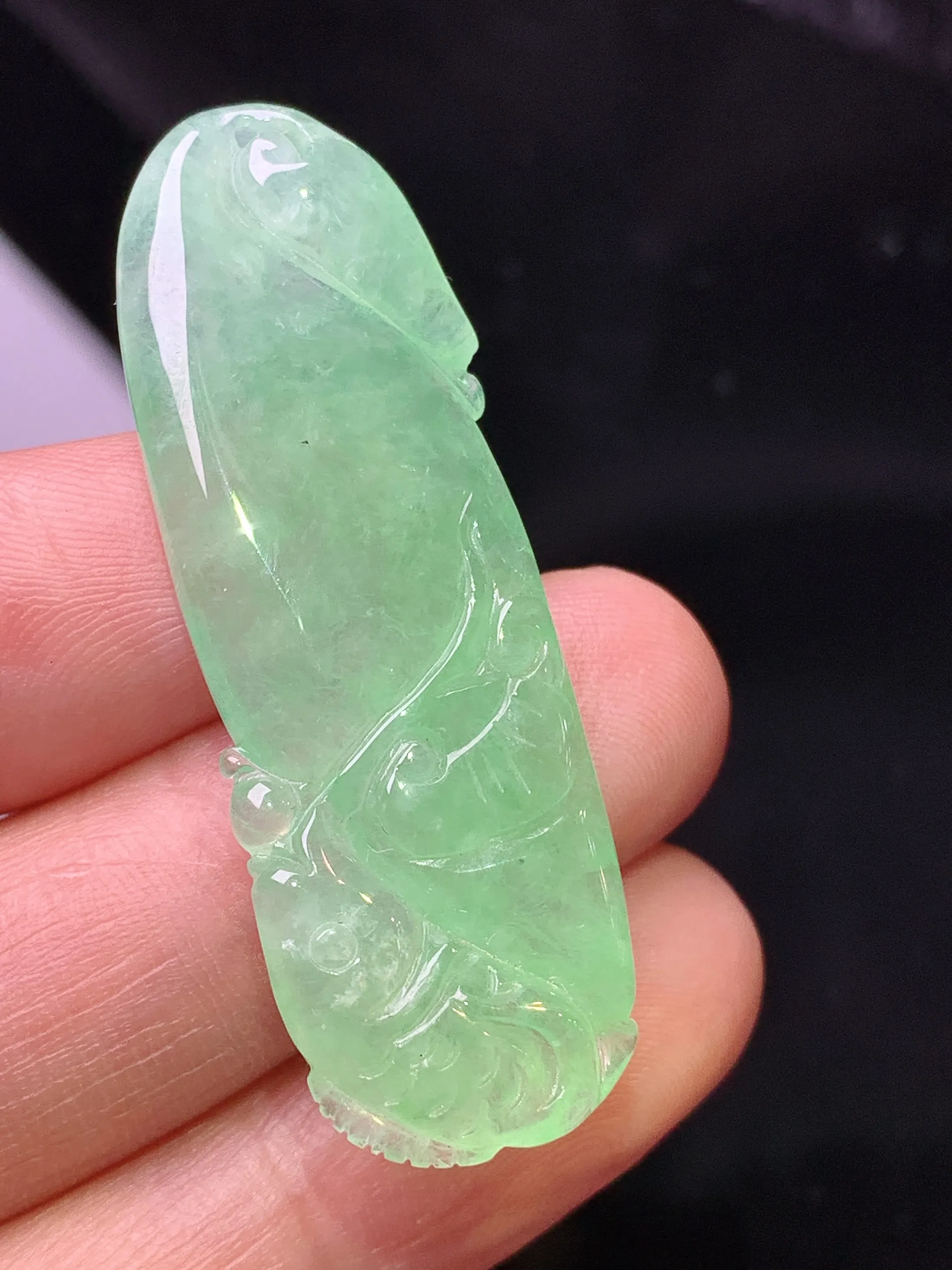 翠绿冰种吊坠 玉质细腻 色泽清新艳丽 整体尺寸44.5*15*4.3