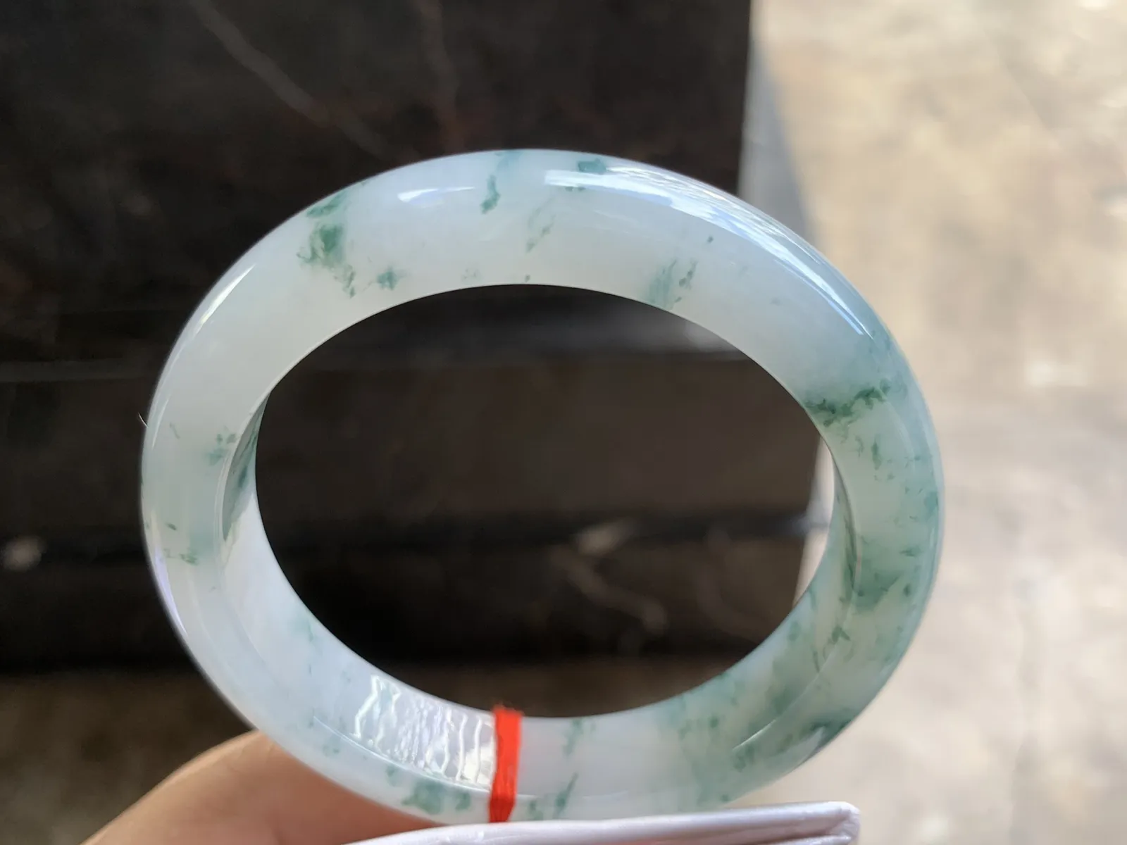 60-13.4-9.4mm
飘花大圈口手镯 底子细腻 花色灵动