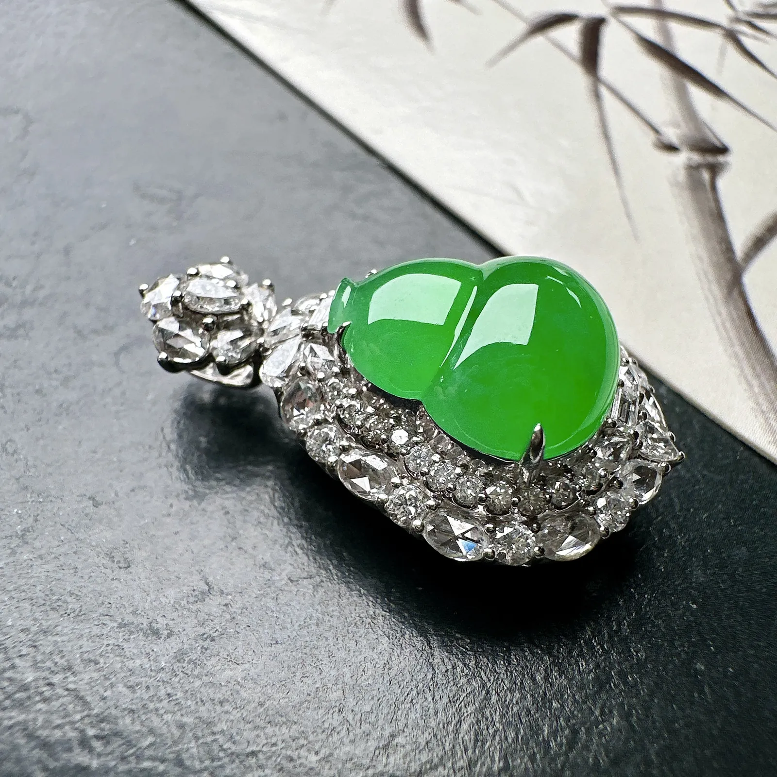 【冰种满绿葫芦吊坠】种水色俱全，冰透闪亮，通透感饱满度很好，18k金钻豪华镶嵌，裸石尺寸13.5*11.9*4.5毫米