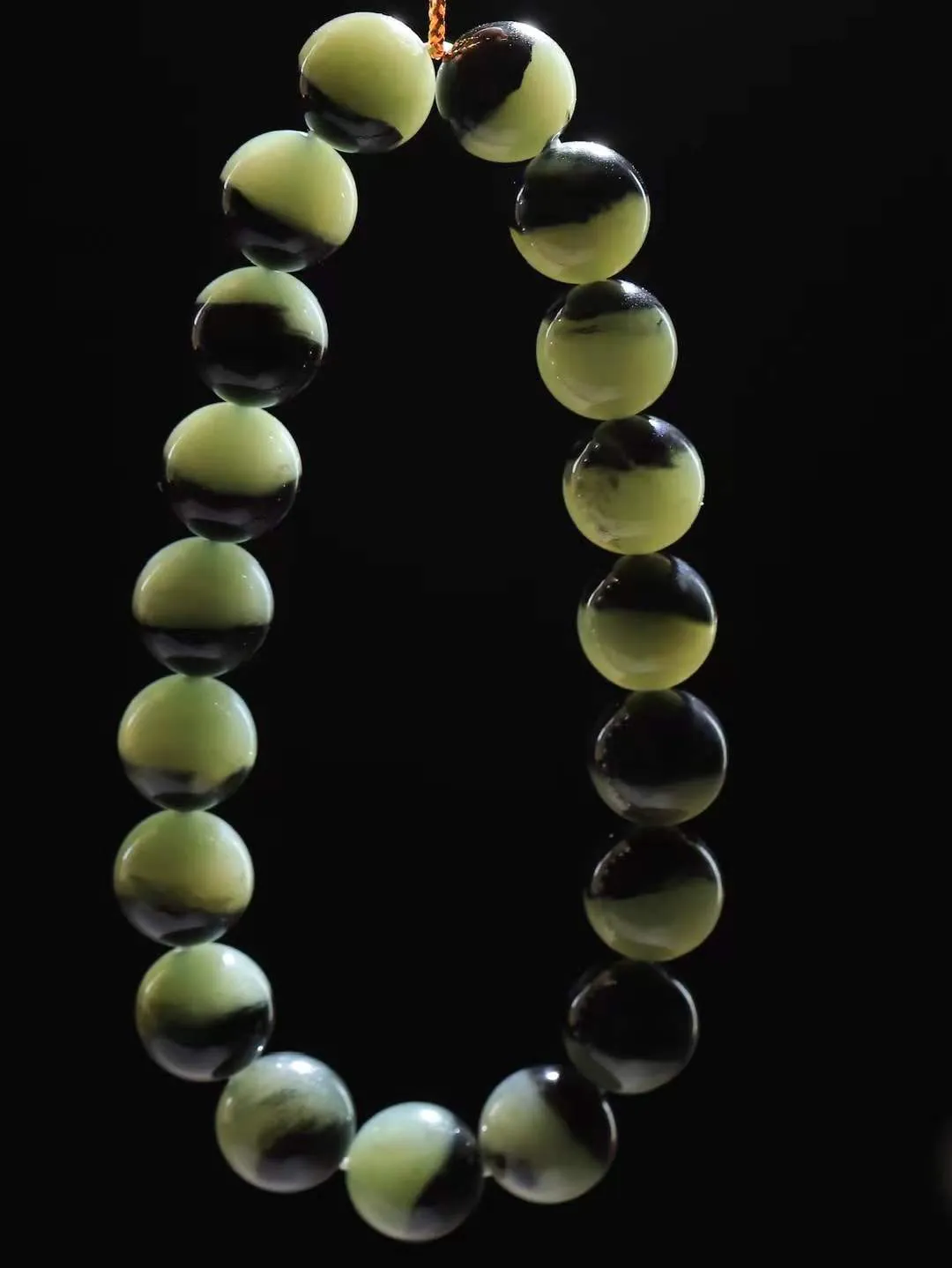 【珠圆玉润.手串】

精品️和田玉珠圆玉润手串 玉质温润细腻  整串打磨圆润，佩戴舒适。珠珠落玉盘，间关莺语花底滑，一生美好时光，无论身在何处，都有它相伴相守。事事顺遂，幸福美满，吉祥如意。重29.6克 尺寸取一10mm  FDA-22120333