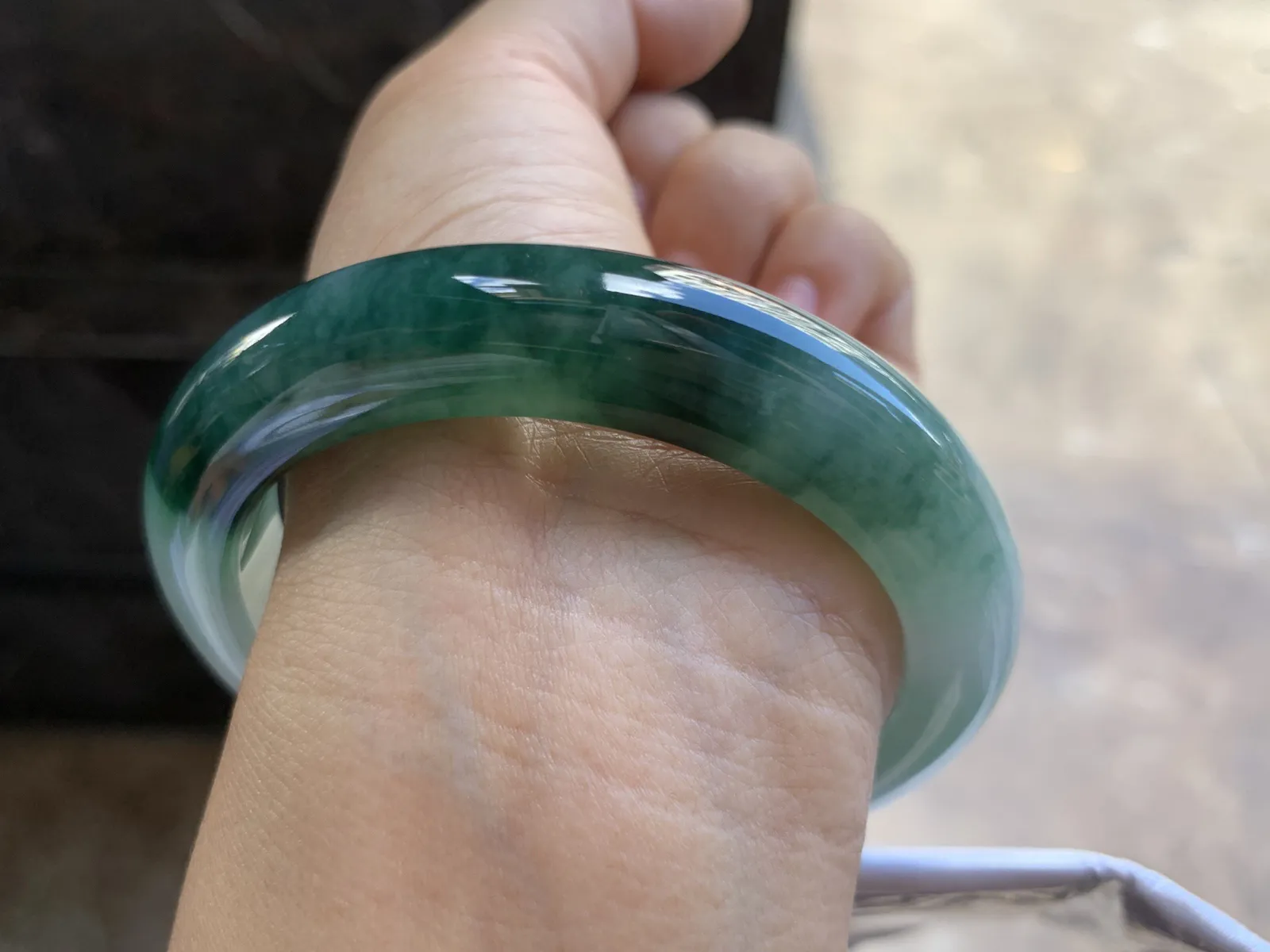 58.5-12.6-9.7mm
飘花手镯 底子细腻 花色浓郁