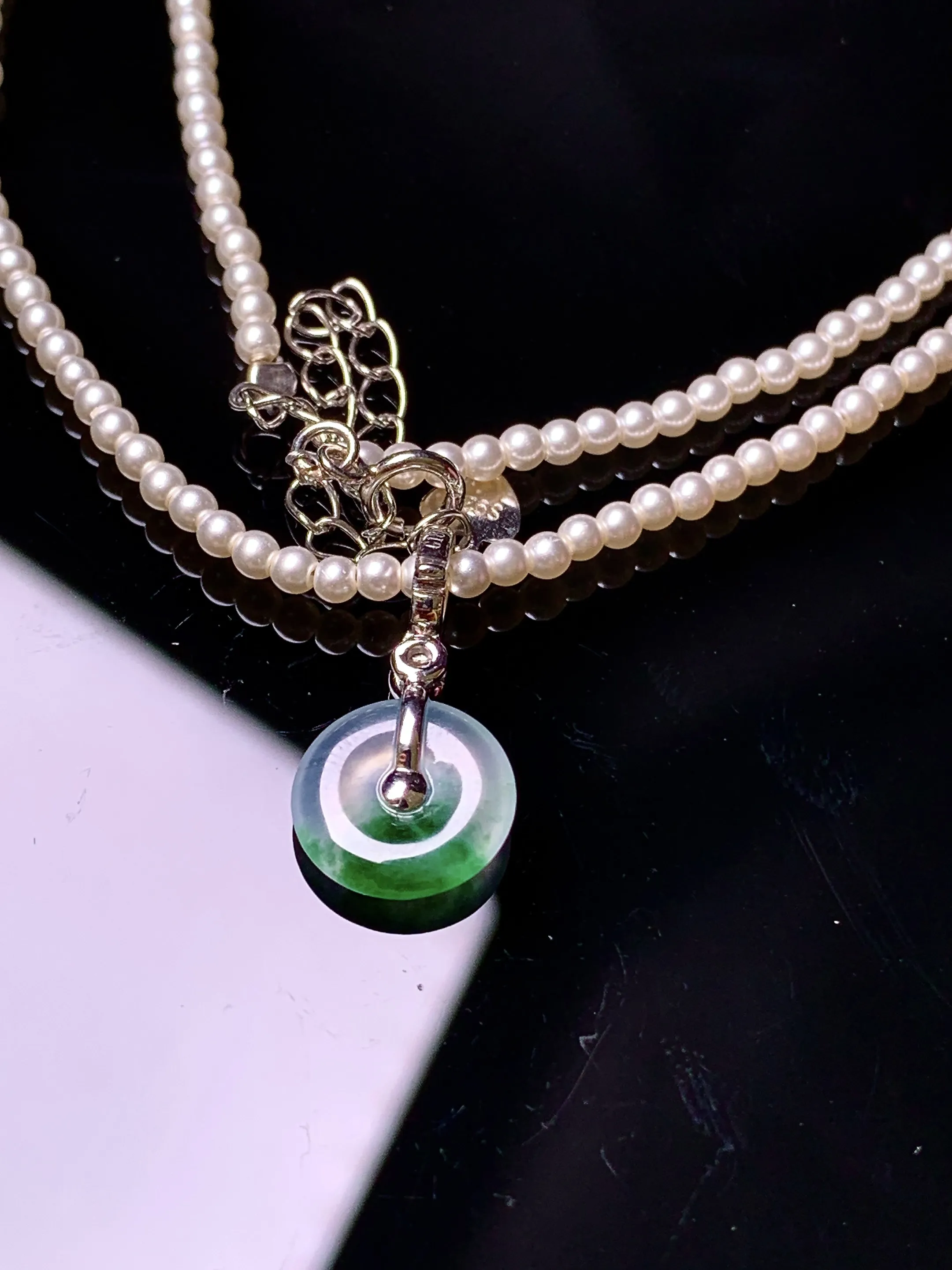 18k金钻镶嵌飘绿平安扣吊坠 玉质细腻 色泽清新艳丽 裸石尺寸9.7*3