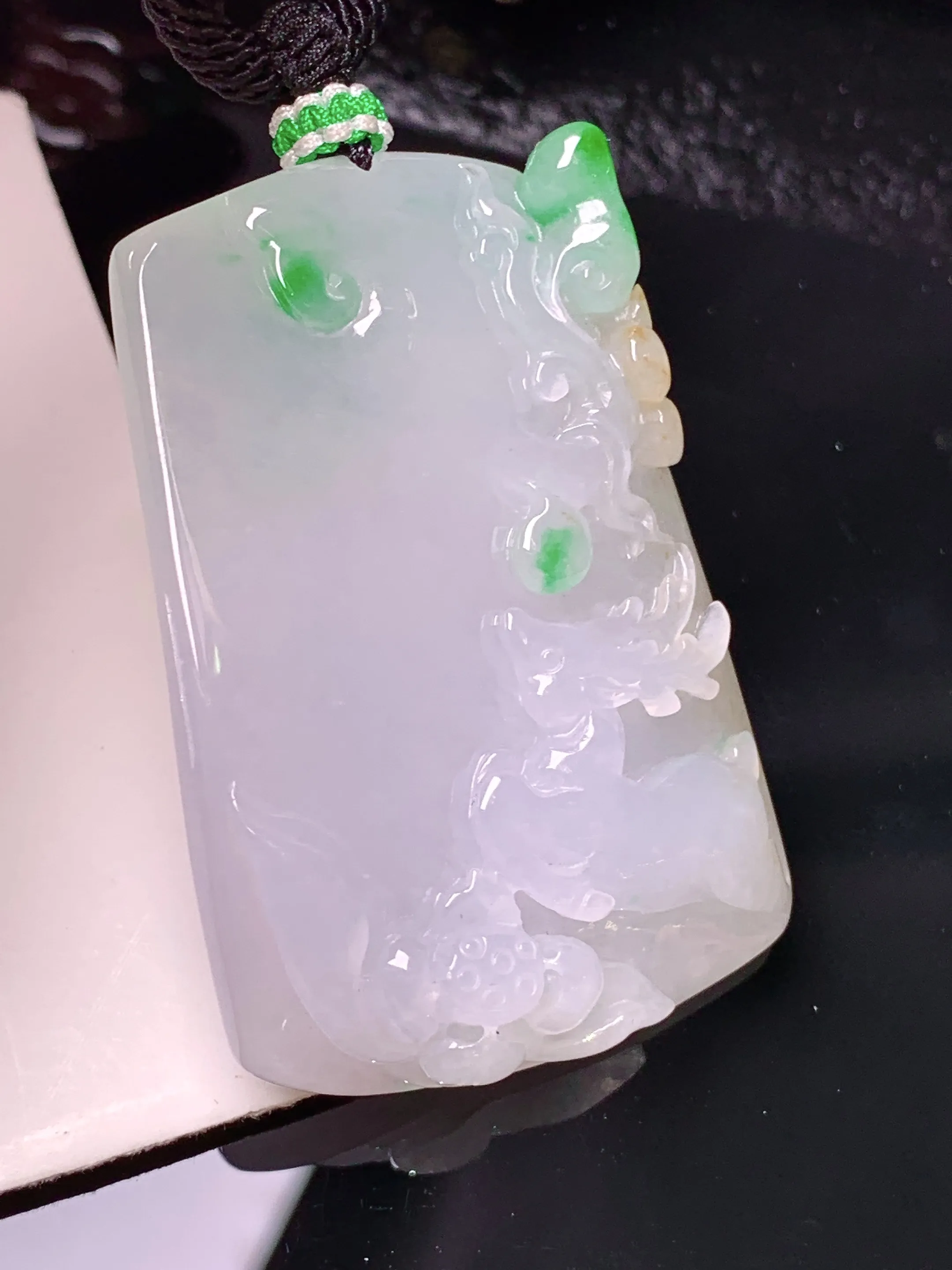 飘绿梅花鹿吊坠 玉质细腻 色泽清新艳丽 整体尺寸46.8*32.3*9