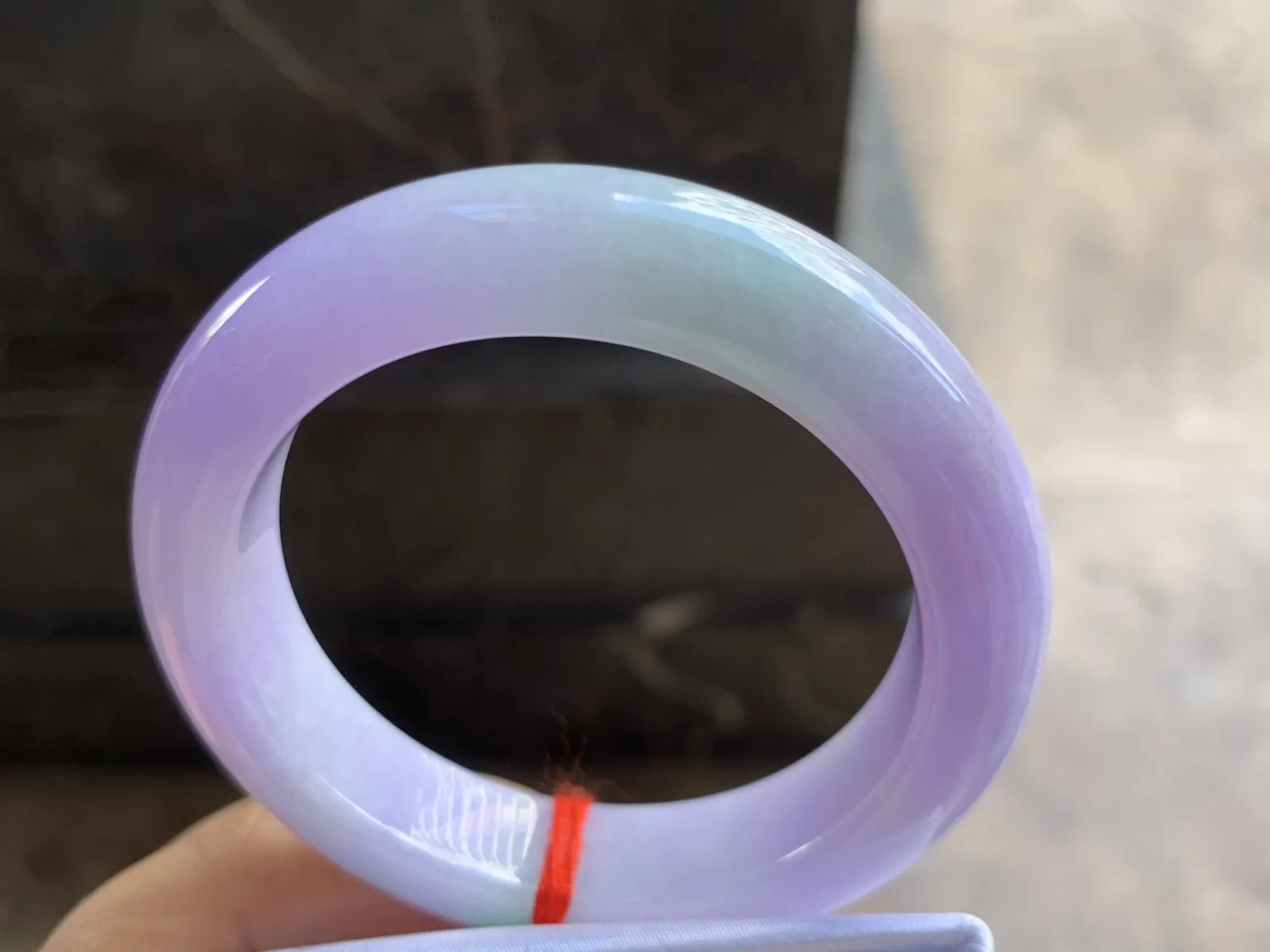 50.5-12.2-9.4mm
春彩手镯 底子细腻 颜色浓郁漂亮 小手捡漏