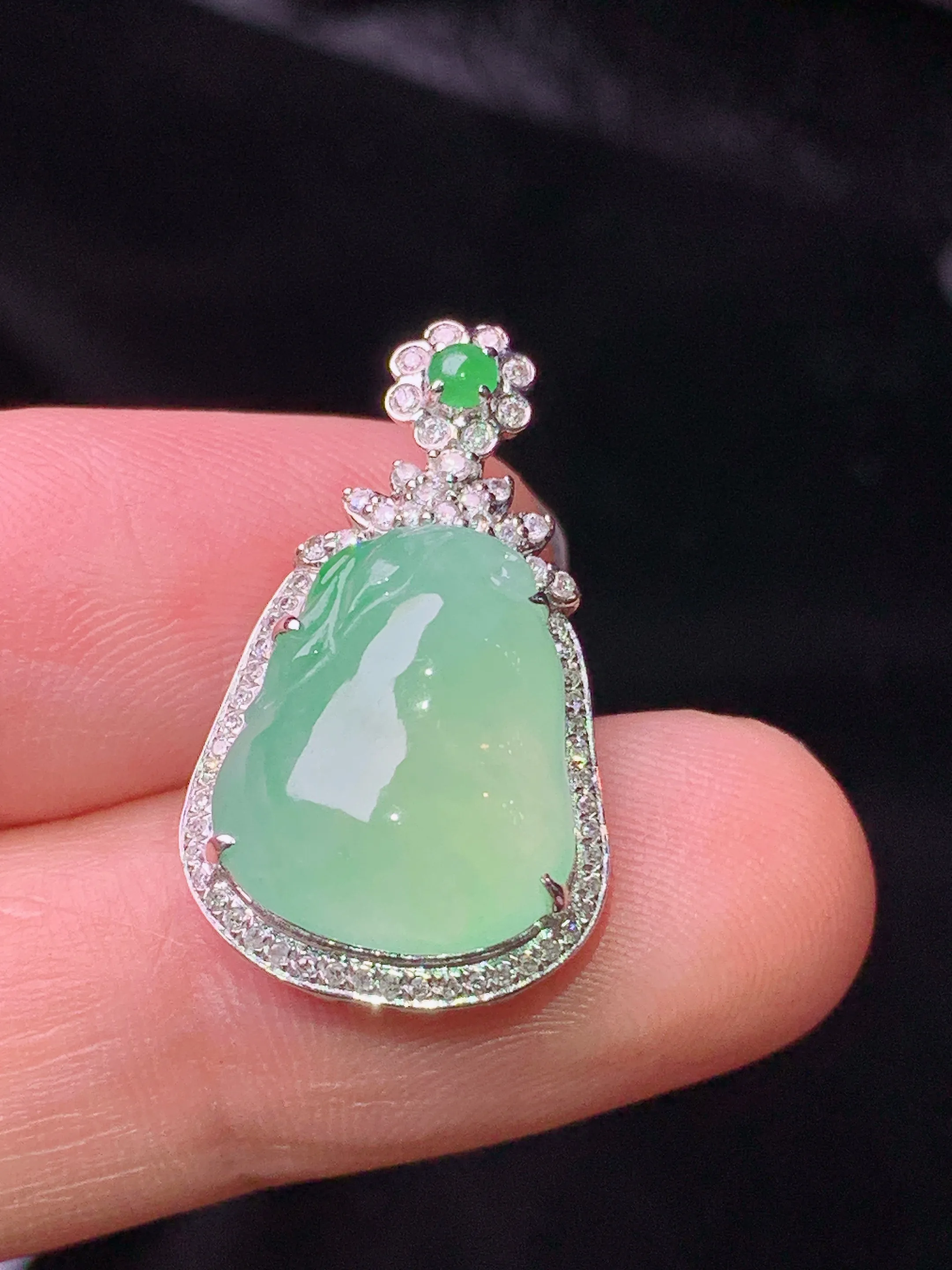 18k金钻镶嵌翠绿福瓜吊坠 玉质细腻 色泽清新艳丽 整体尺寸24.2*14.3*8