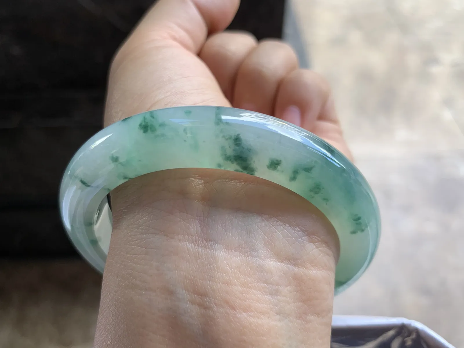 58.5-13-9.7mm
冰种飘花手镯 水润光泽 花色漂亮