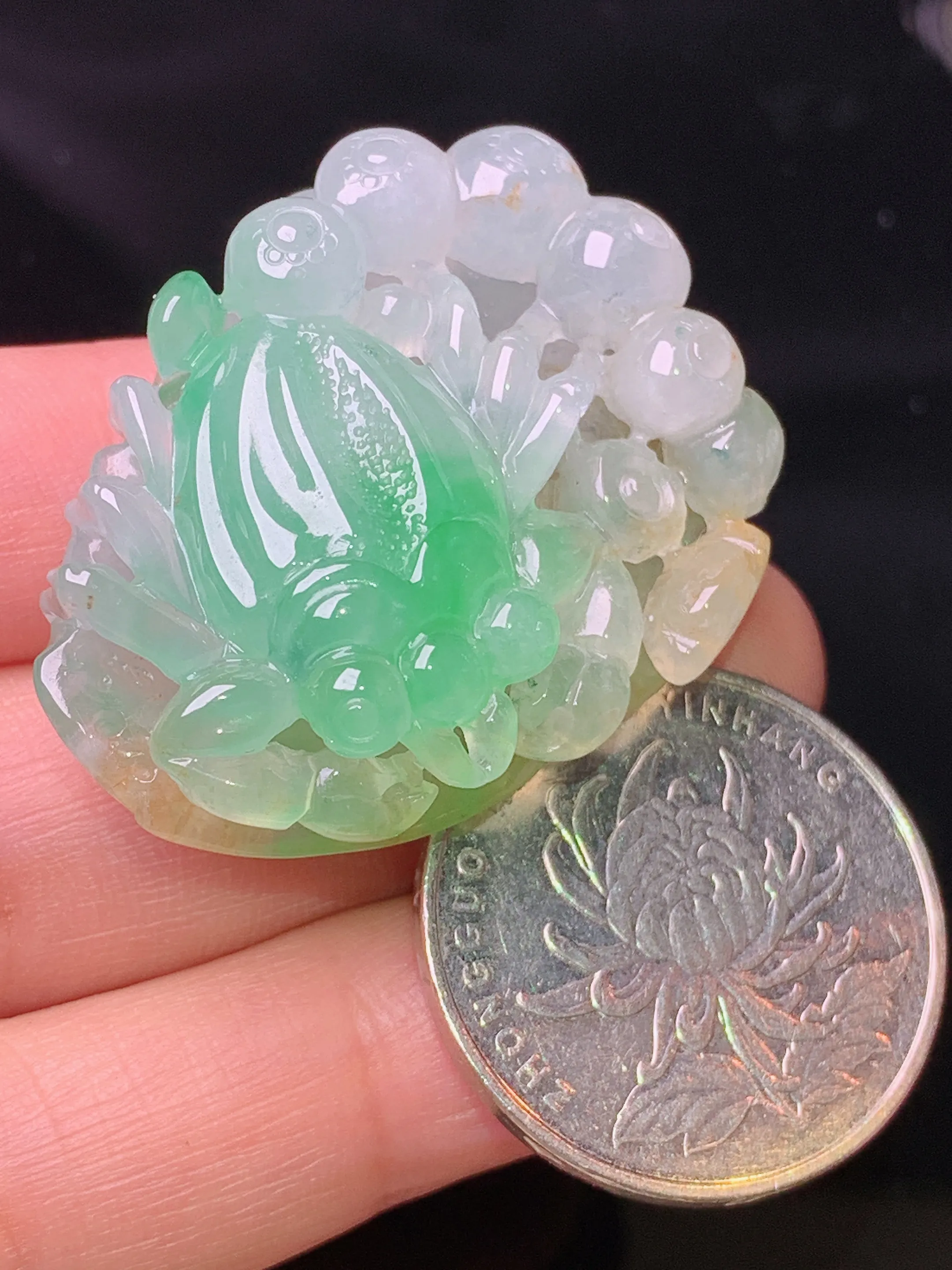 飘绿黄蝎子吊坠 玉质细腻 色泽清新  整体尺寸38.2*29.2*13.5