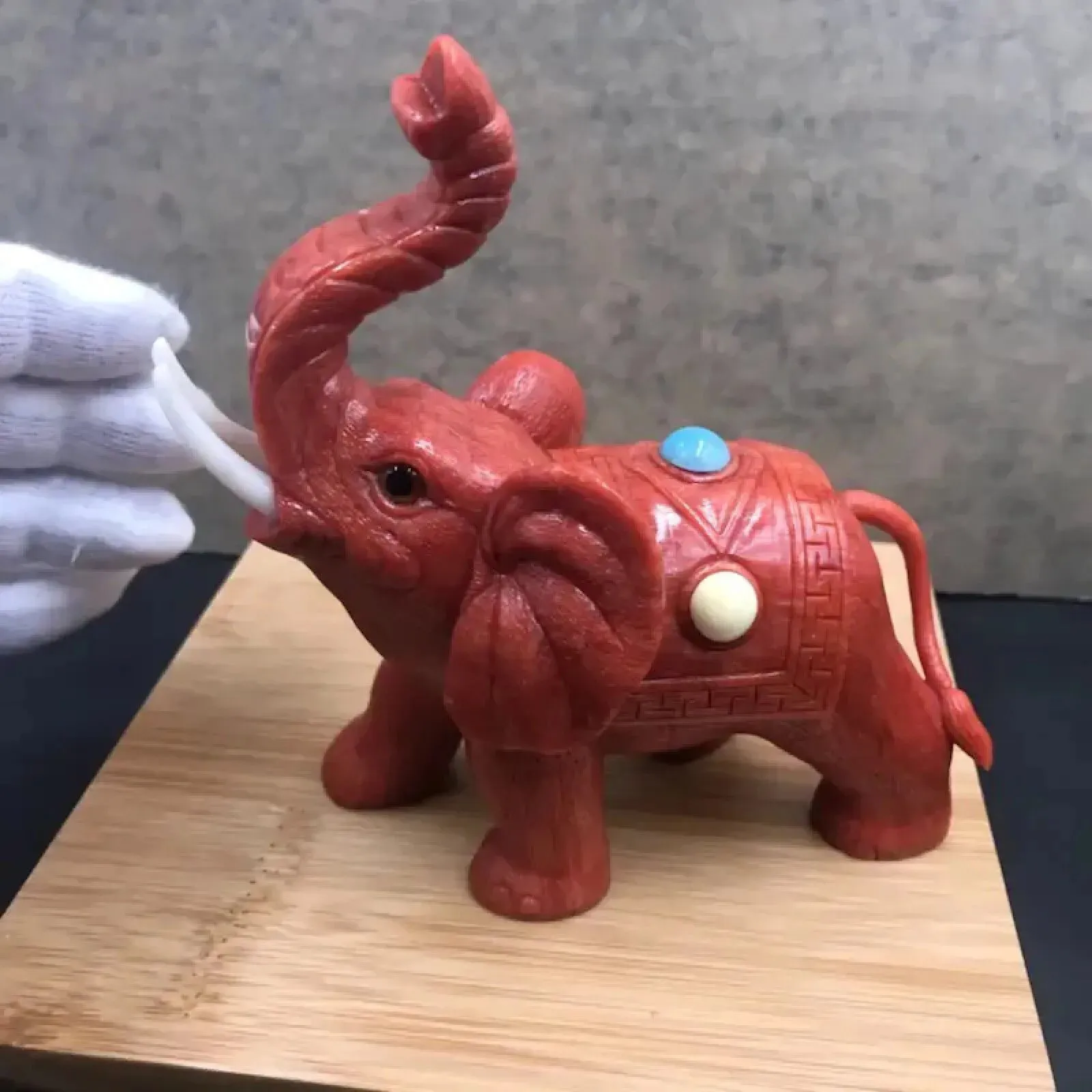 【红珊瑚大象摆件】意大利产地，沙丁材料，采用台湾拼接工艺，精心选料，精心雕刻，天然蜜蜡绿松点缀，象牙也是天然白珊瑚打磨而成，形象逼真！尺寸：高120mm,宽110mm，厚度56.3mm，重量267克！珊瑚属有机宝石，色泽喜人，质地莹润，生长于远离人类的深海中。与珍珠、琥珀并列为三大有机宝石，在东方佛典中亦被列为七宝，自古即被视为富贵祥瑞之物。