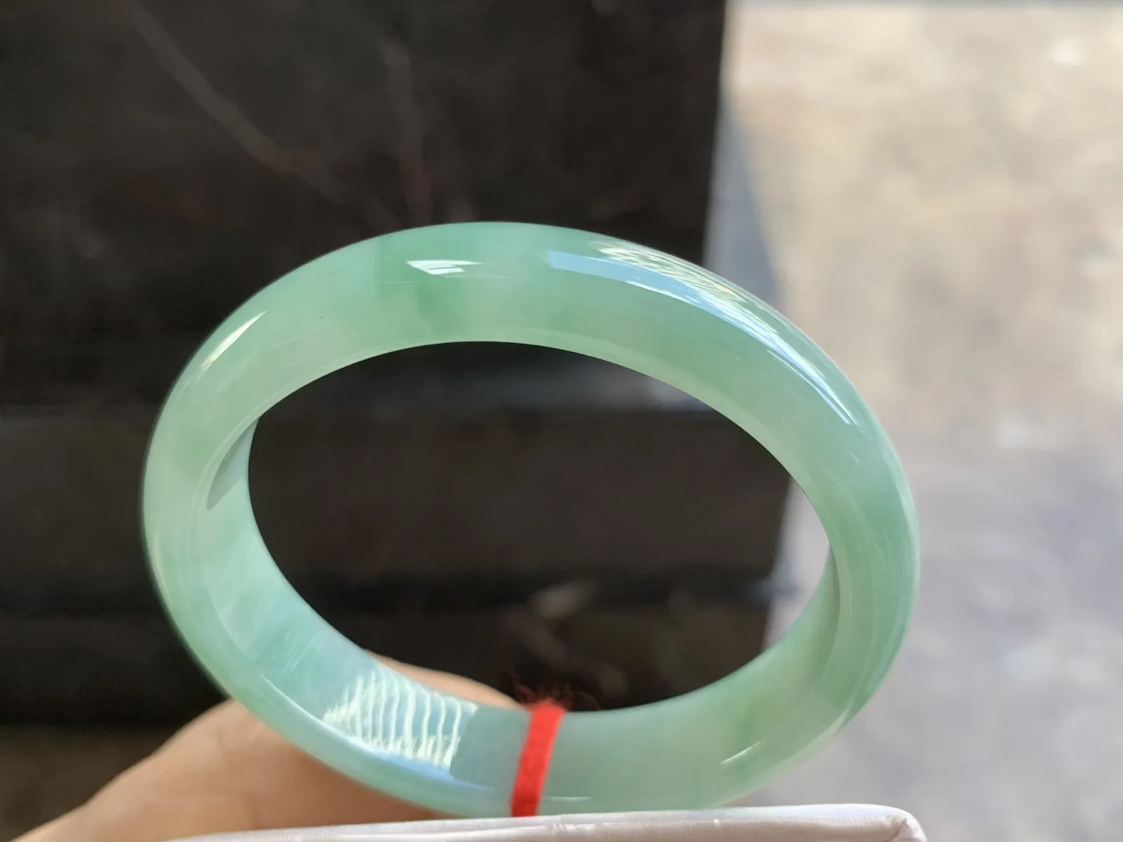 55-12.3-7mm
芙蓉花贵妃手镯 底子细腻 水润 正圈53可带