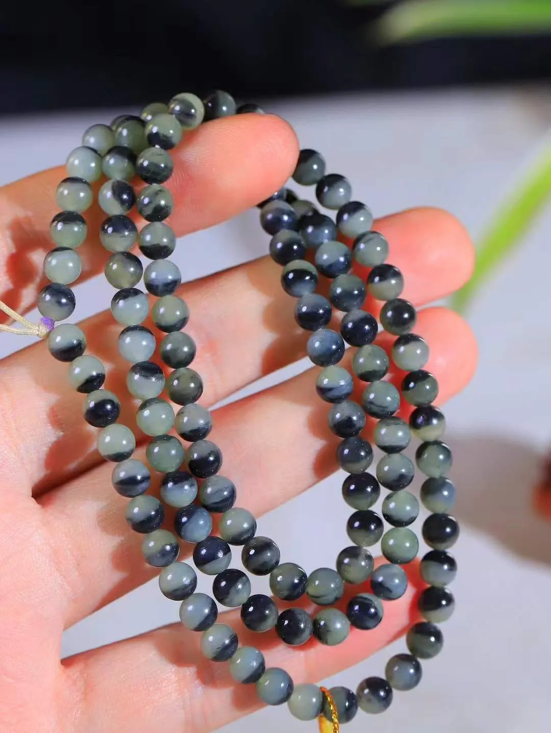 【珠圆玉润.挂链】

精品和田玉青花珠圆玉润挂链 玉质温润细腻 油性十足 佩戴舒适。珠珠落玉盘，间关莺语花底滑，一生美好时光，无论身在何处，都有它相伴相守。事事顺遂，幸福美满，吉祥如意。重35克 尺寸取一6mm 11120333A