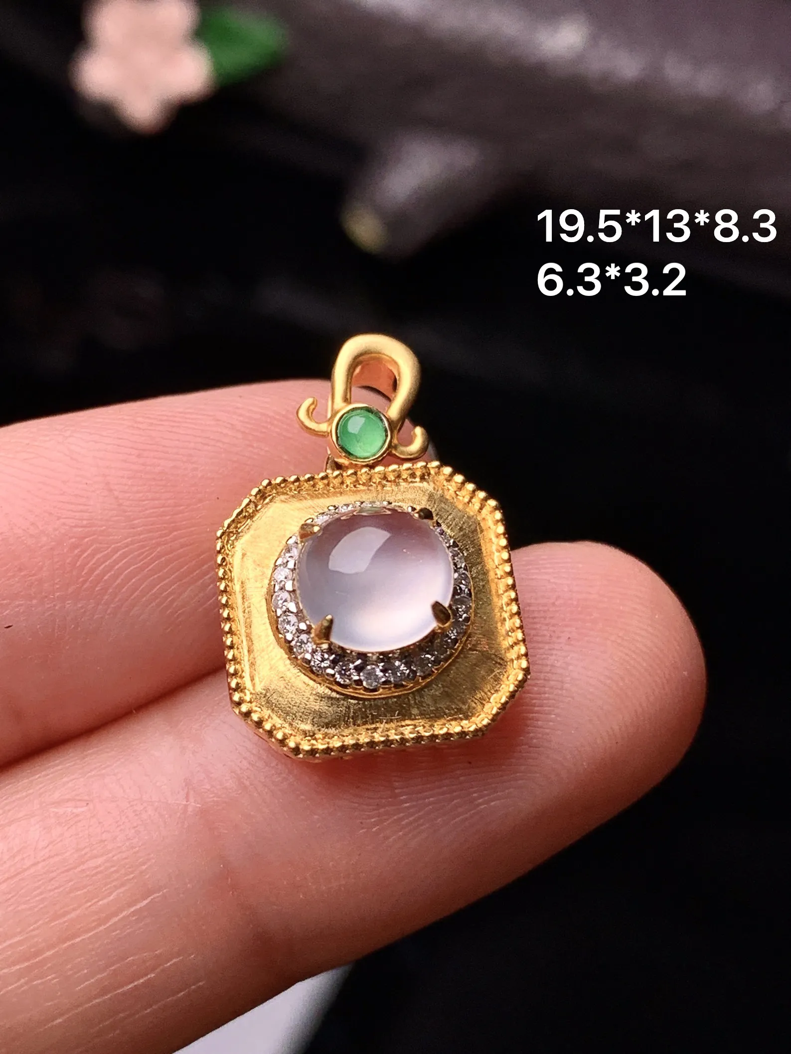 18k金钻镶嵌冰种蛋面吊坠 玉质细腻 色泽清新艳丽 整体尺寸19.5*13*8.3