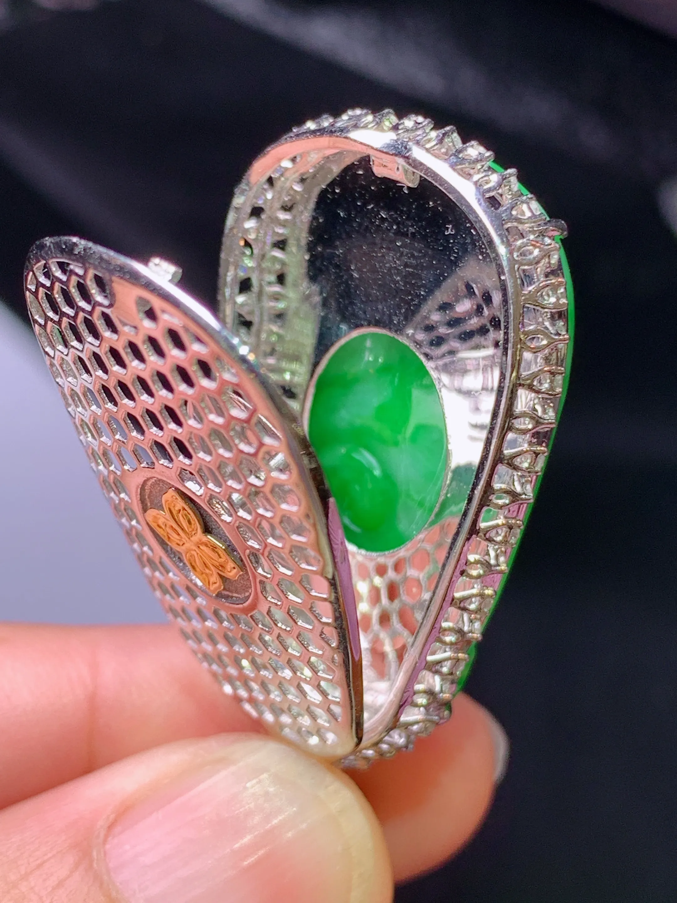 18k金钻镶嵌翠绿如意吊坠 玉质细腻 色泽清新艳丽 整体尺寸42.2*22*8.3